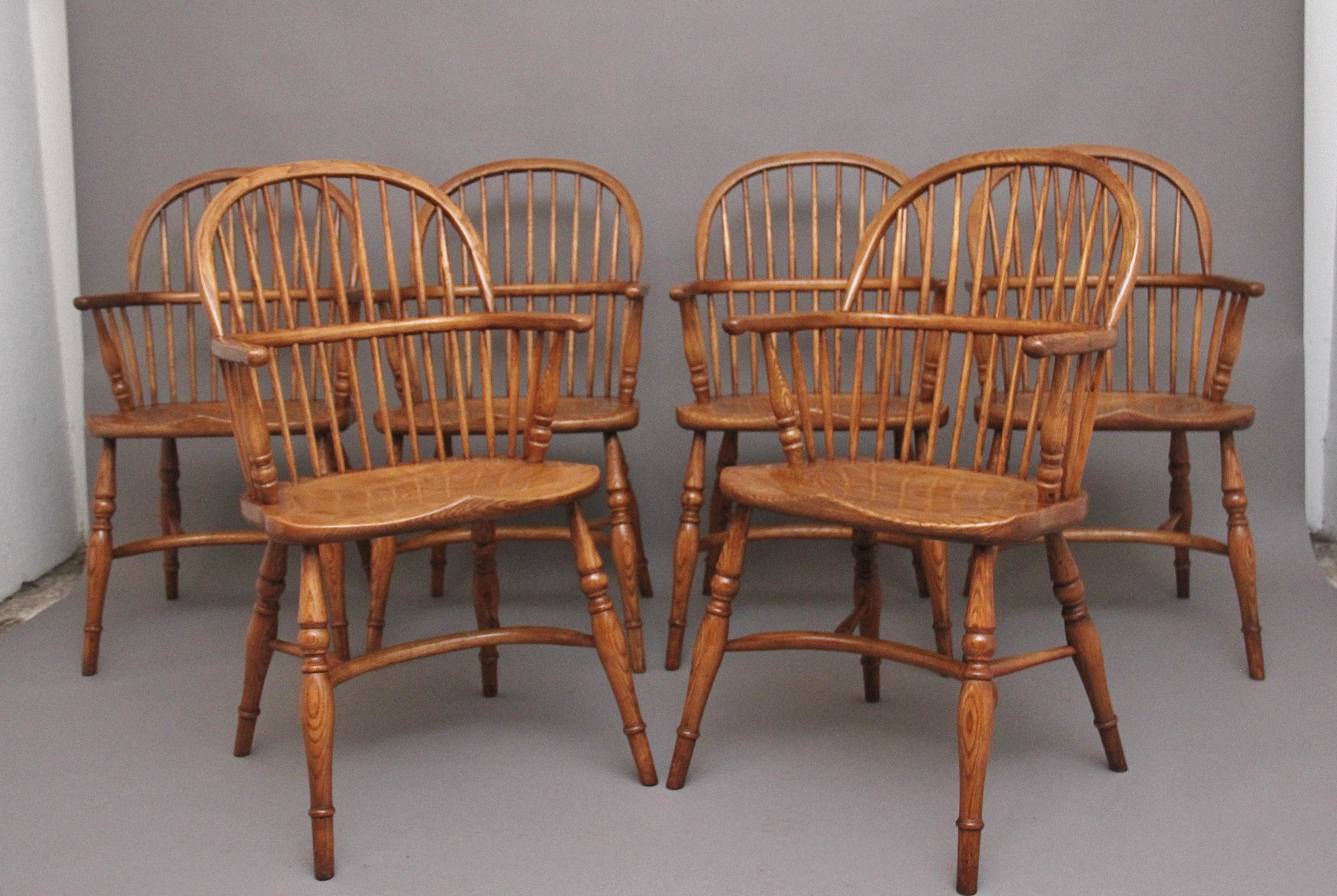 Charmant ensemble de six fauteuils Windsor à dossier en frêne et assise en orme, avec une assise en selle, des pieds tournés et reliés par un châssis en forme, tous en excellent état et d'une belle couleur riche.  Vers 1960.