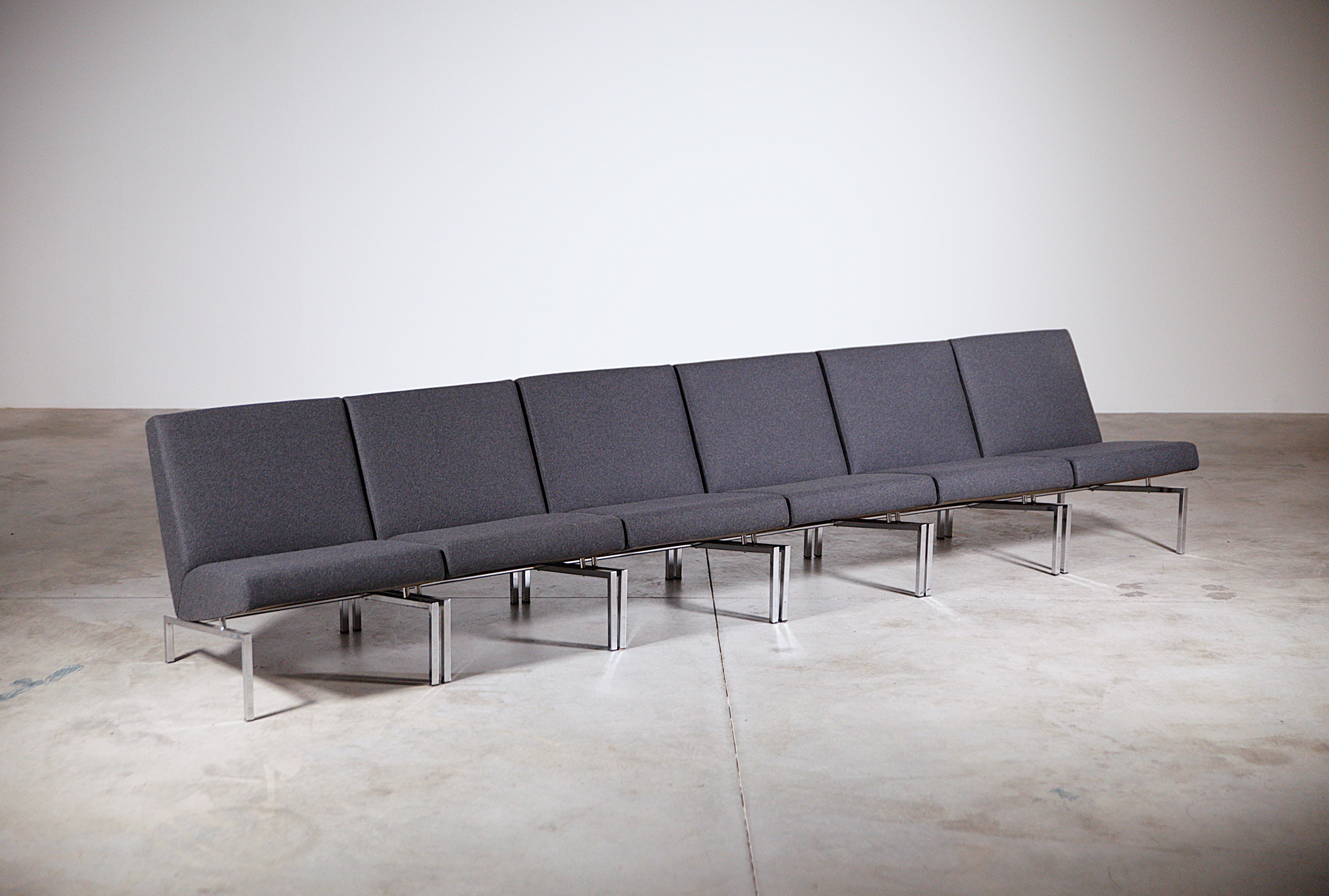 Un ensemble de six chaises longues modulaires.

Base en métal chromé et nouveau tissu de couleur 