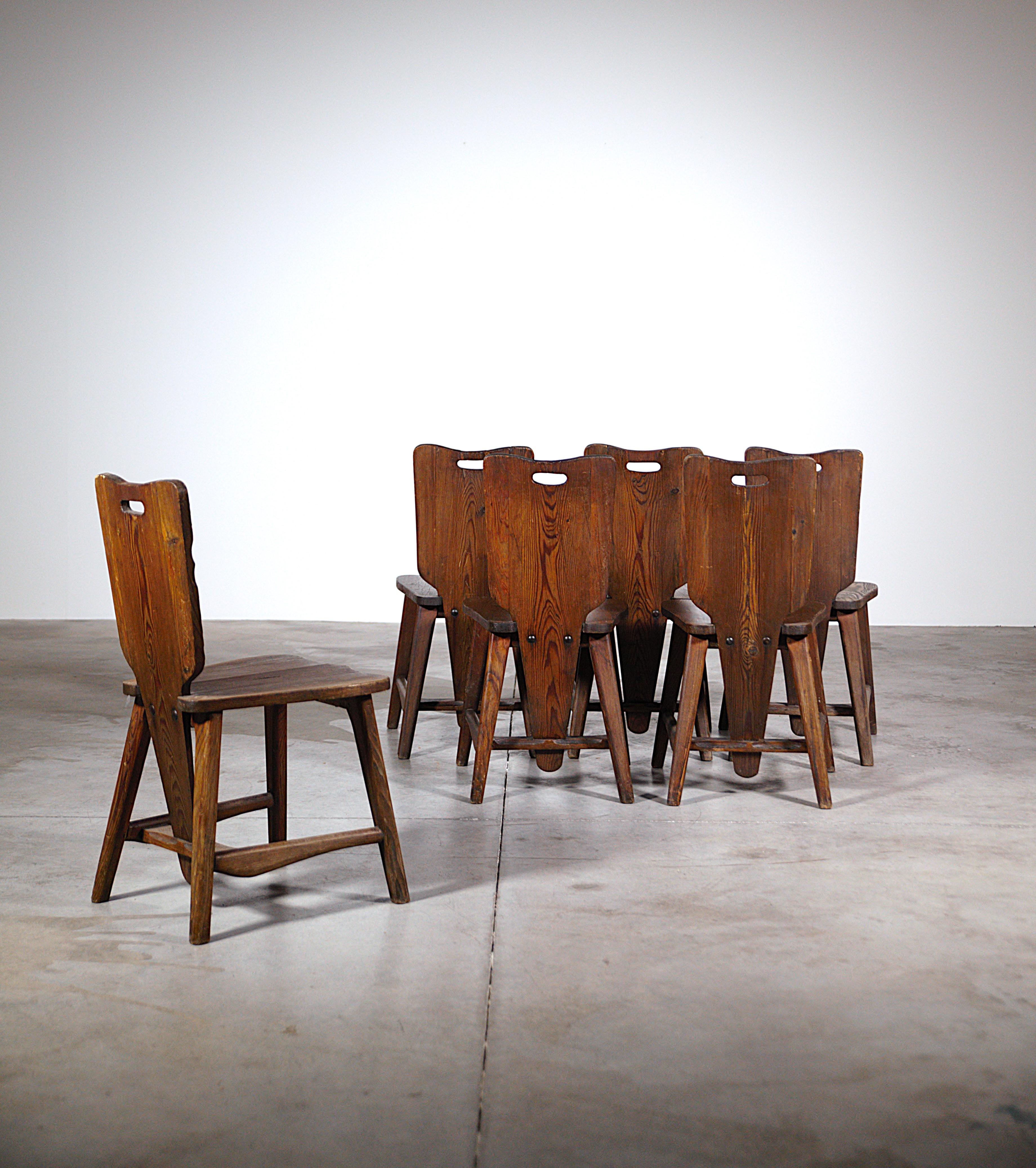 A Set of Six Mountain Chairs by Clément Goyeneche France 1950s

Fir tree structure with incised motif.

Nice details of manufacture.

Comfortable and robuste.

Nice Patina and original good condition.

Report : Note that there are some shade of