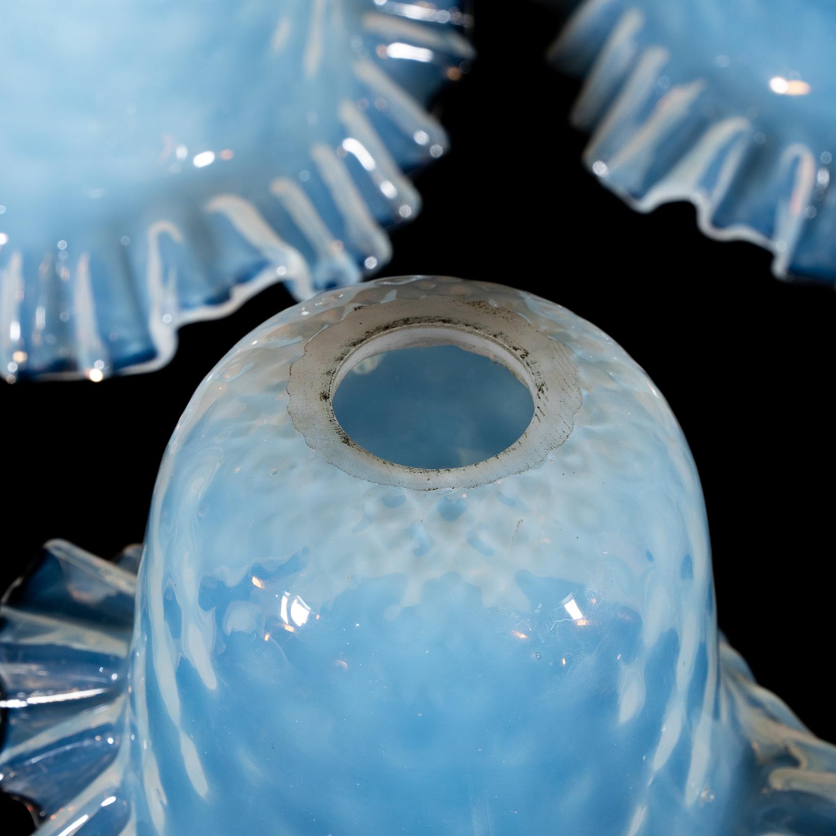 Un set di sei paralumi in vetro di vaselina blu opalescente in vendita 2
