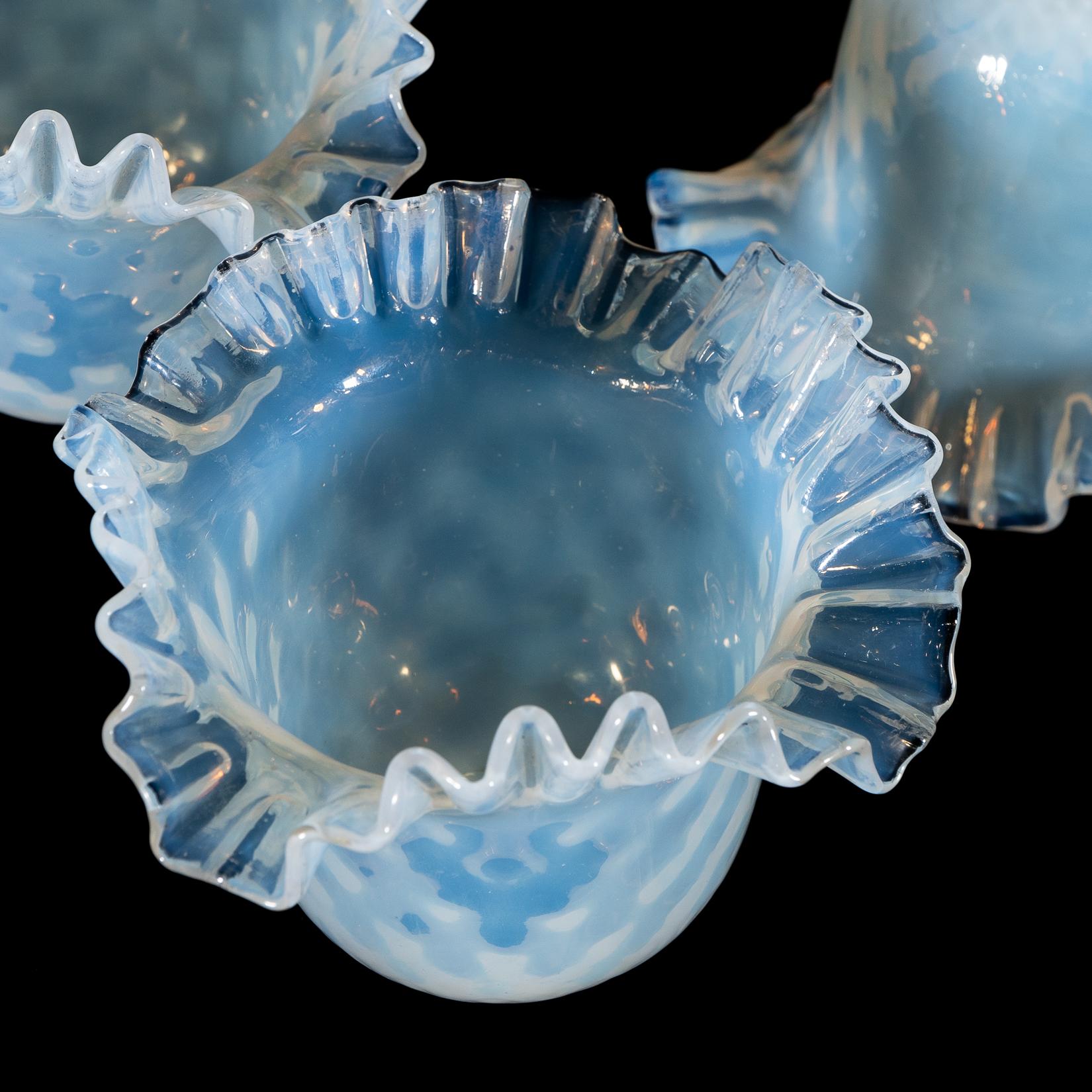 Un set di sei paralumi in vetro di vaselina blu opalescente in vendita 3