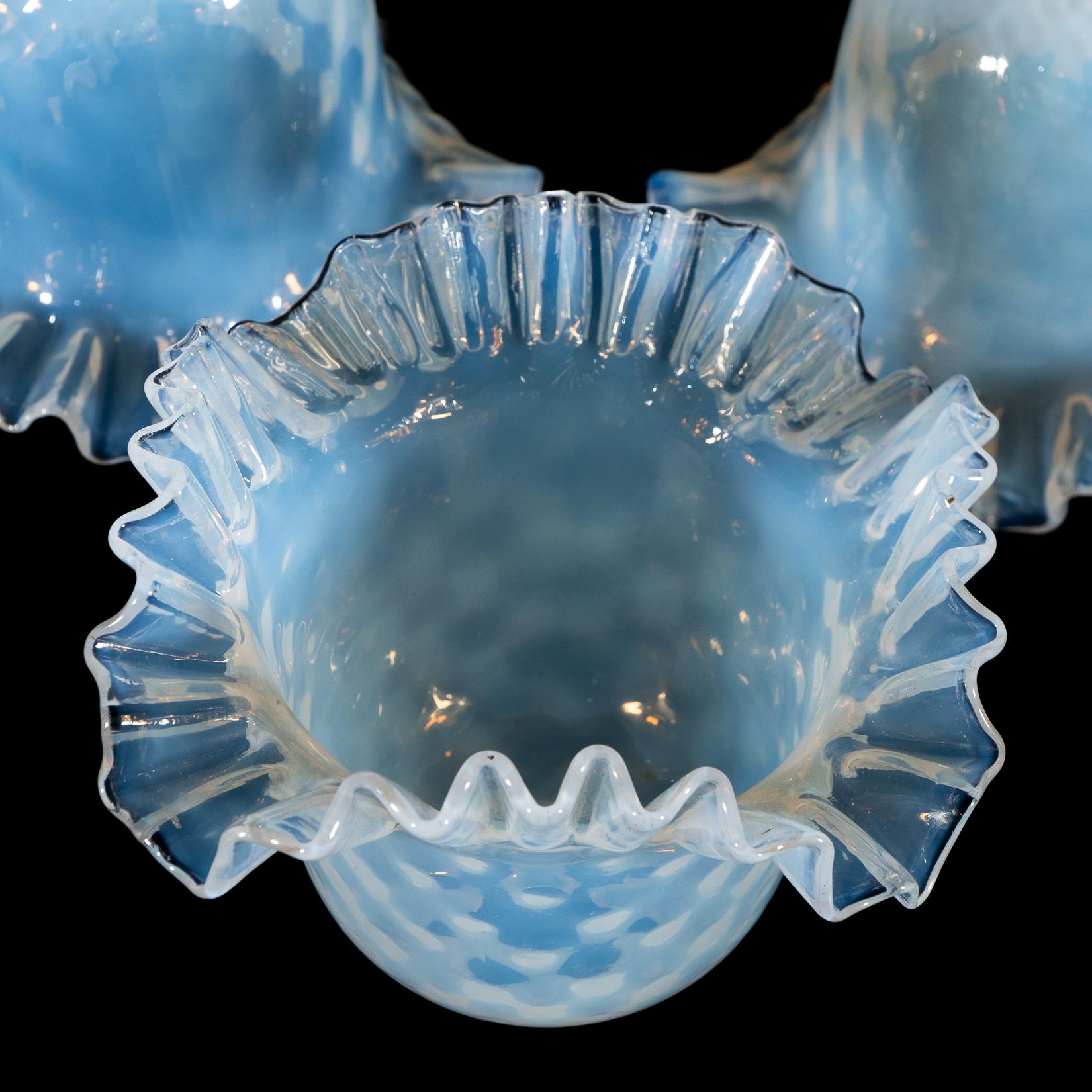 Un set di sei paralumi in vetro di vaselina blu opalescente in vendita 4