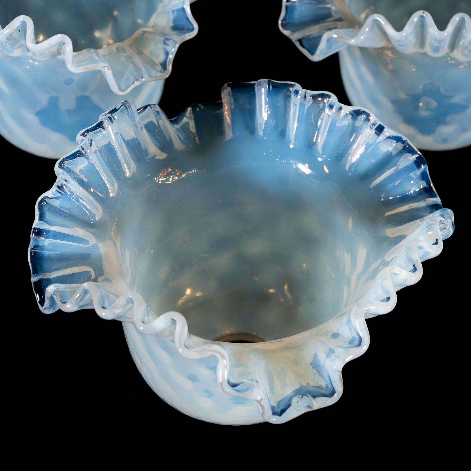 Un set di sei paralumi in vetro di vaselina blu opalescente in vendita 5