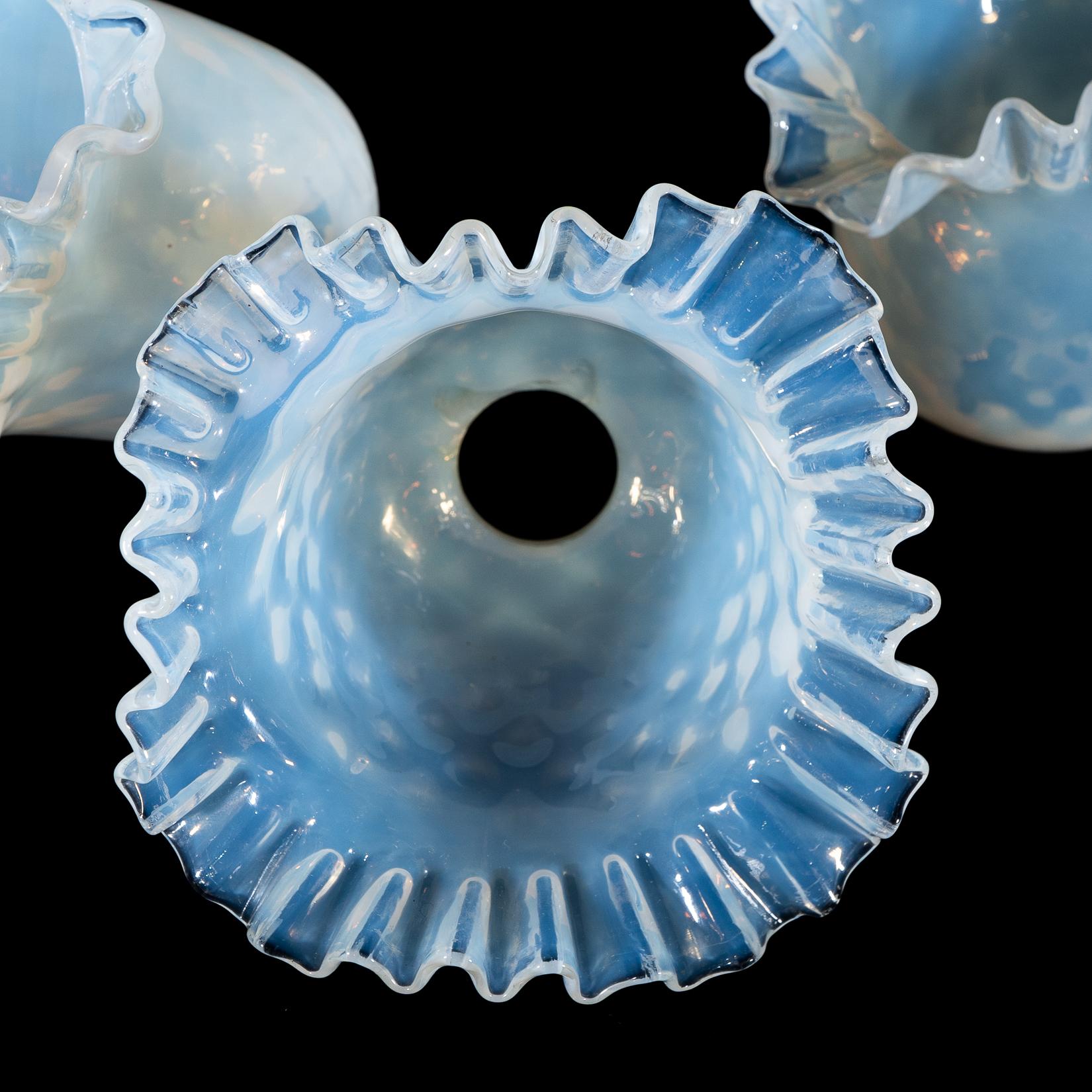 Un set di sei paralumi in vetro di vaselina blu opalescente in vendita 7