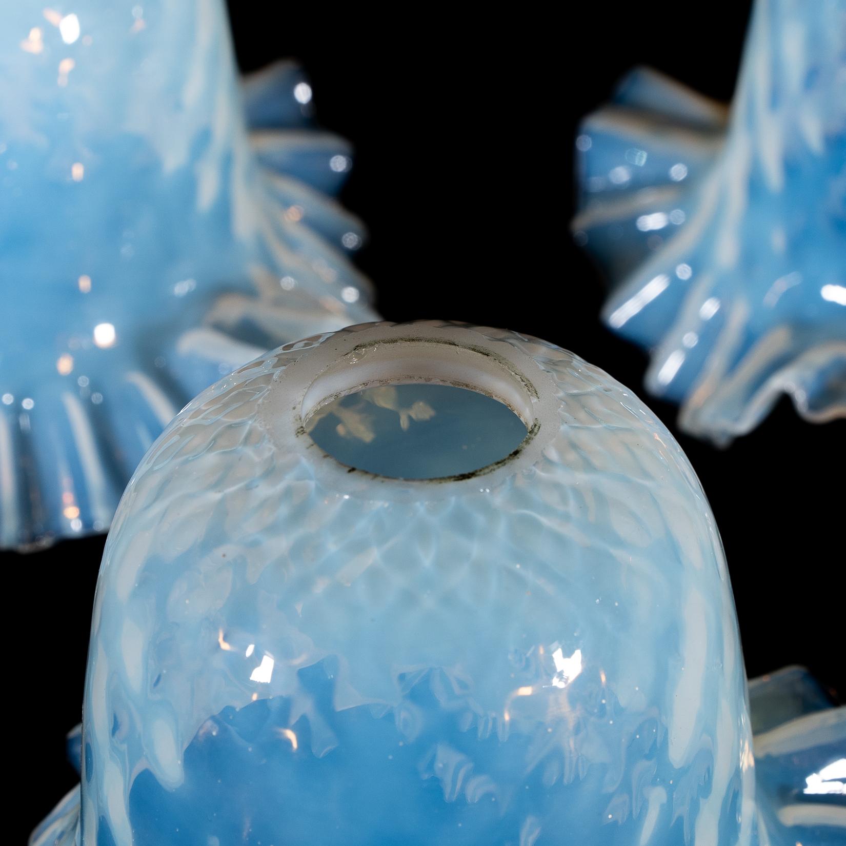 Un set di sei paralumi in vetro di vaselina blu opalescente in vendita 10