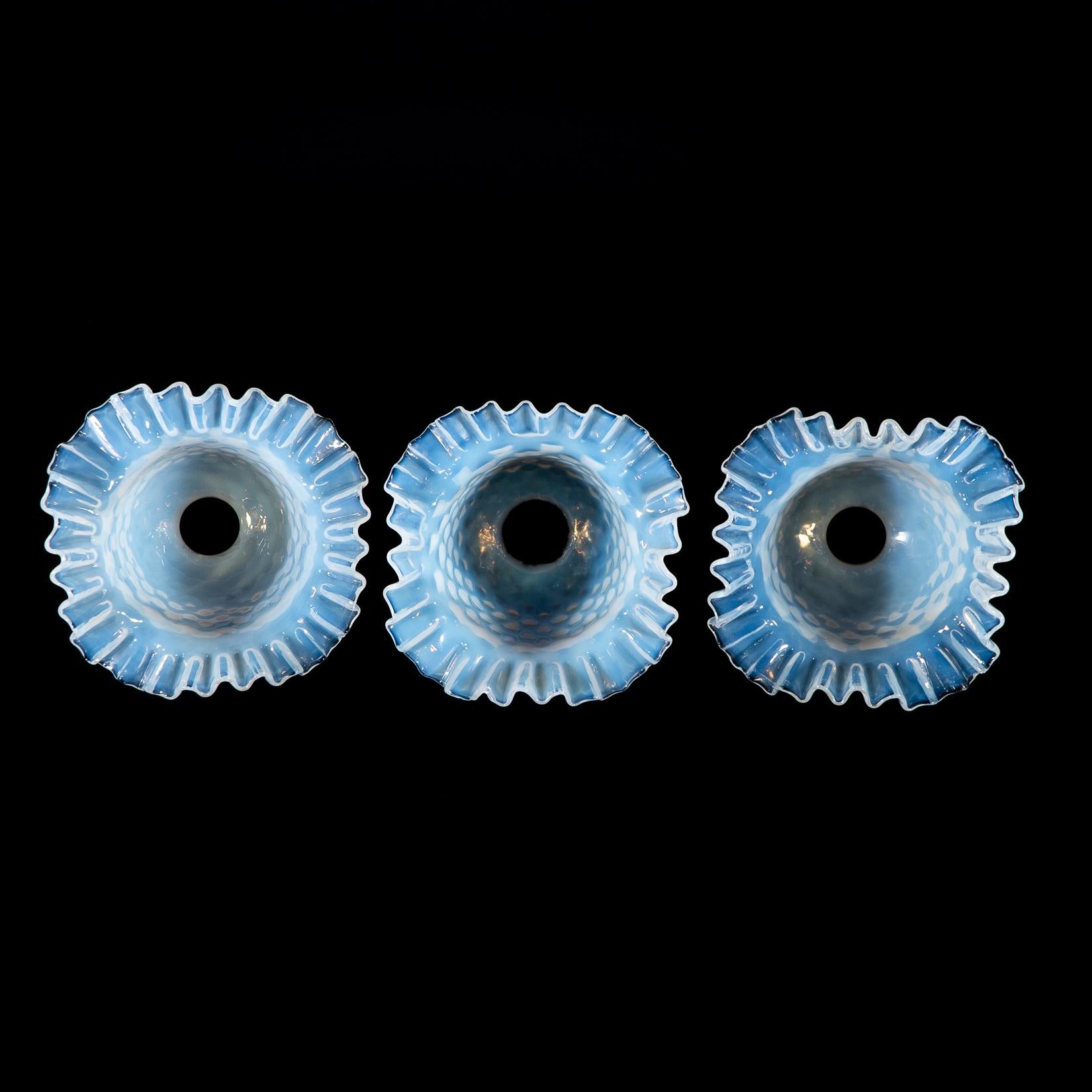 Un set di sei paralumi in vetro di vaselina blu opalescente in vendita 11
