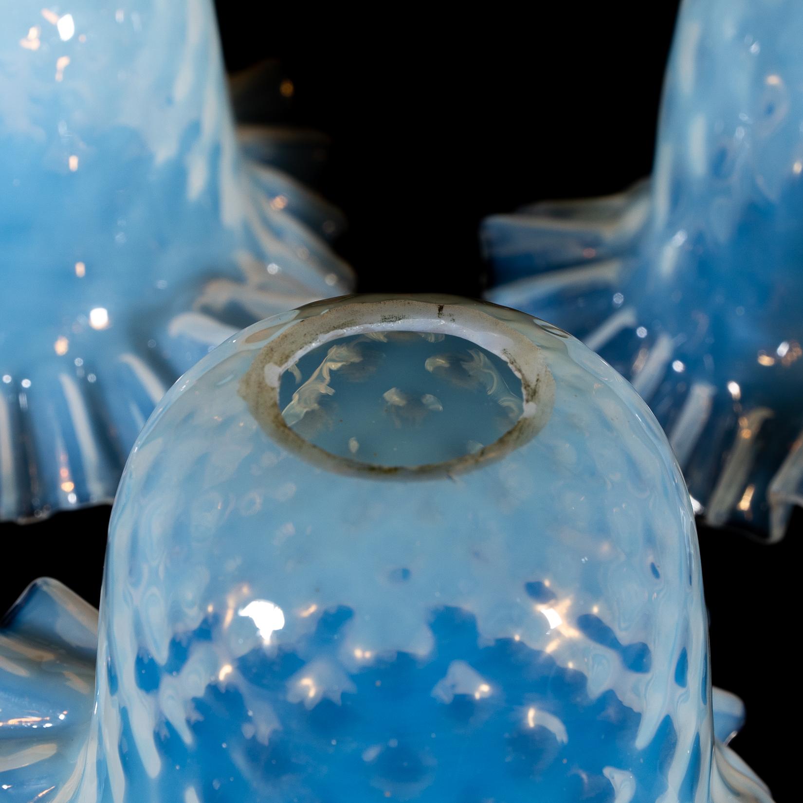 Un set di sei paralumi in vetro di vaselina blu opalescente in vendita 12