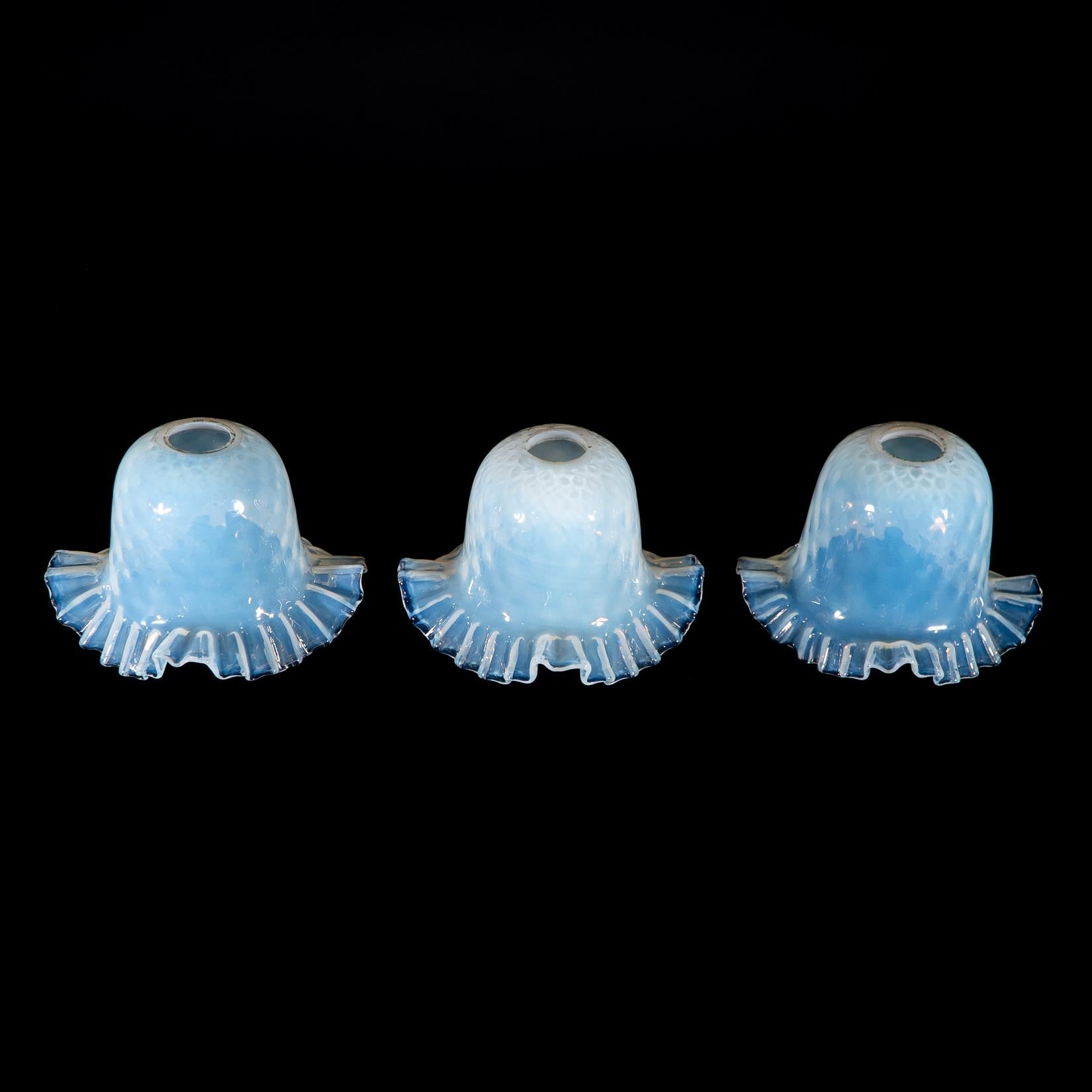 Arts and Crafts Un set di sei paralumi in vetro di vaselina blu opalescente in vendita