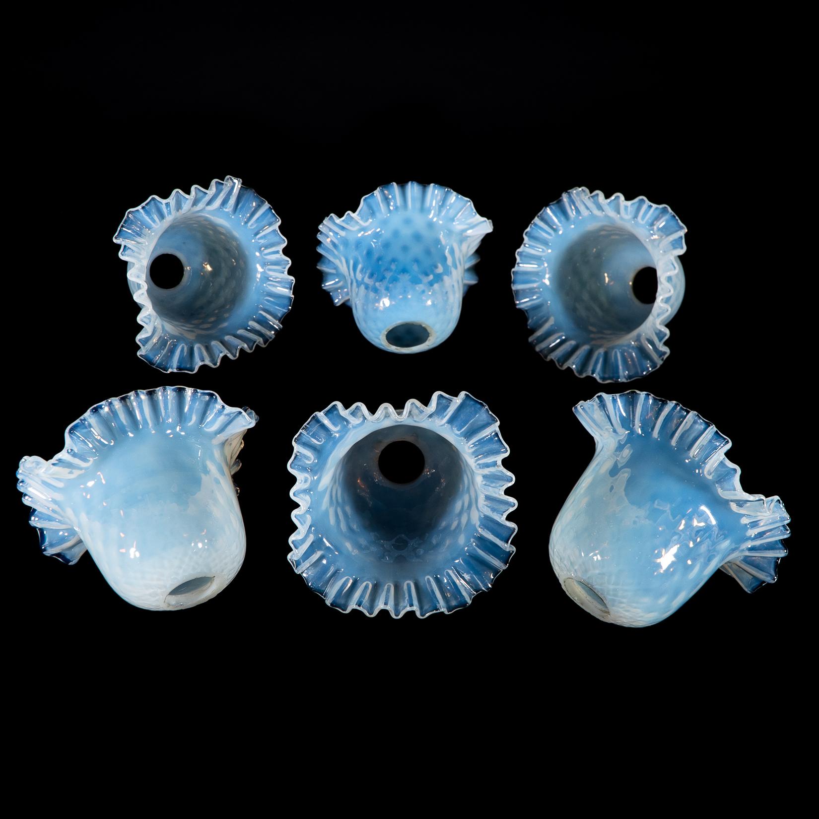 Britannico Un set di sei paralumi in vetro di vaselina blu opalescente in vendita