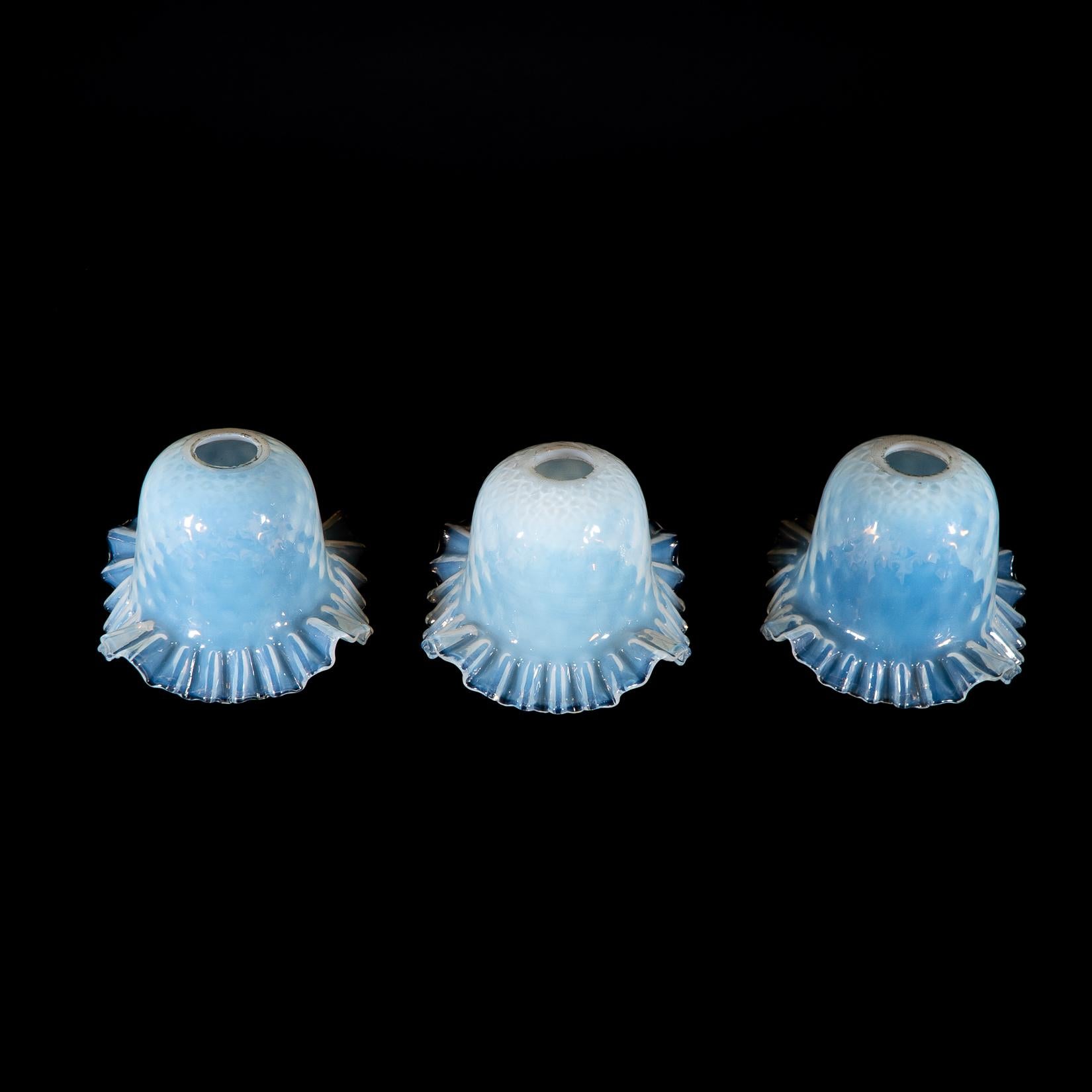 Fatto a mano Un set di sei paralumi in vetro di vaselina blu opalescente in vendita