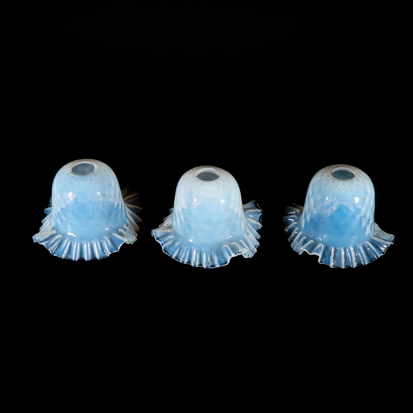 Un set di sei paralumi in vetro di vaselina blu opalescente In condizioni buone in vendita a London, GB