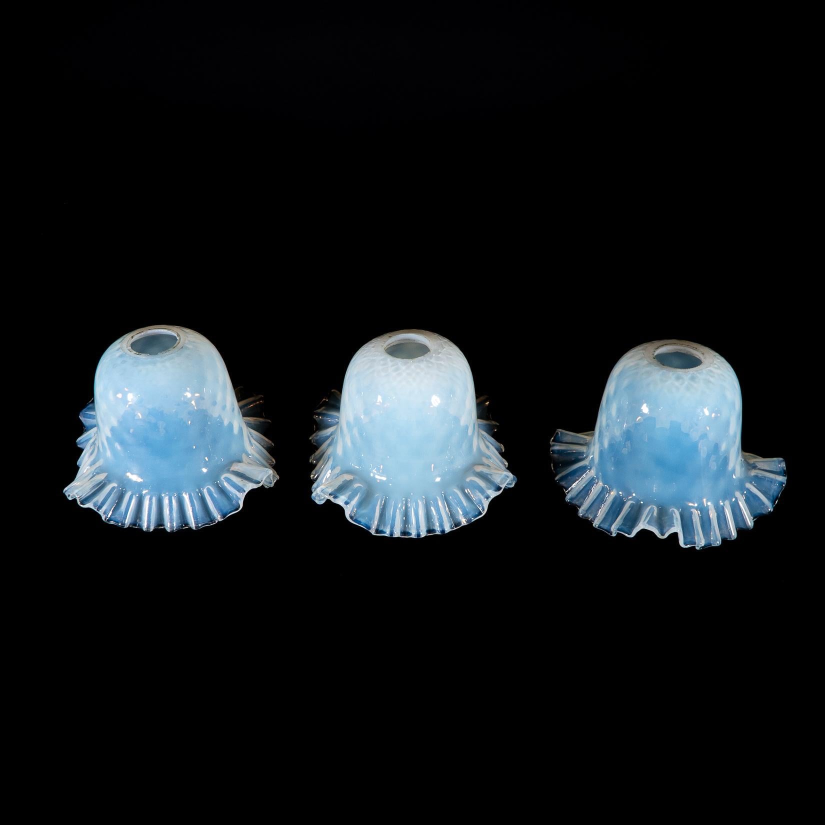 XX secolo Un set di sei paralumi in vetro di vaselina blu opalescente in vendita