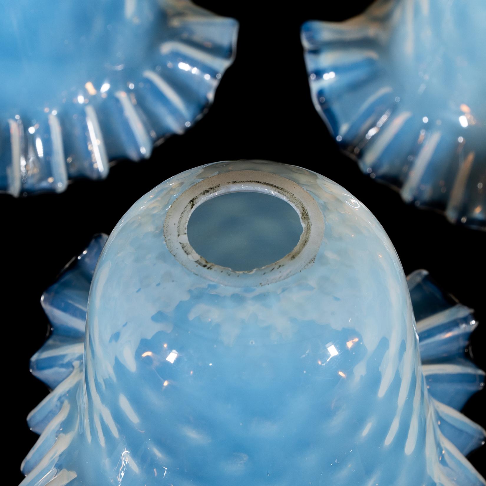 Un set di sei paralumi in vetro di vaselina blu opalescente in vendita 1