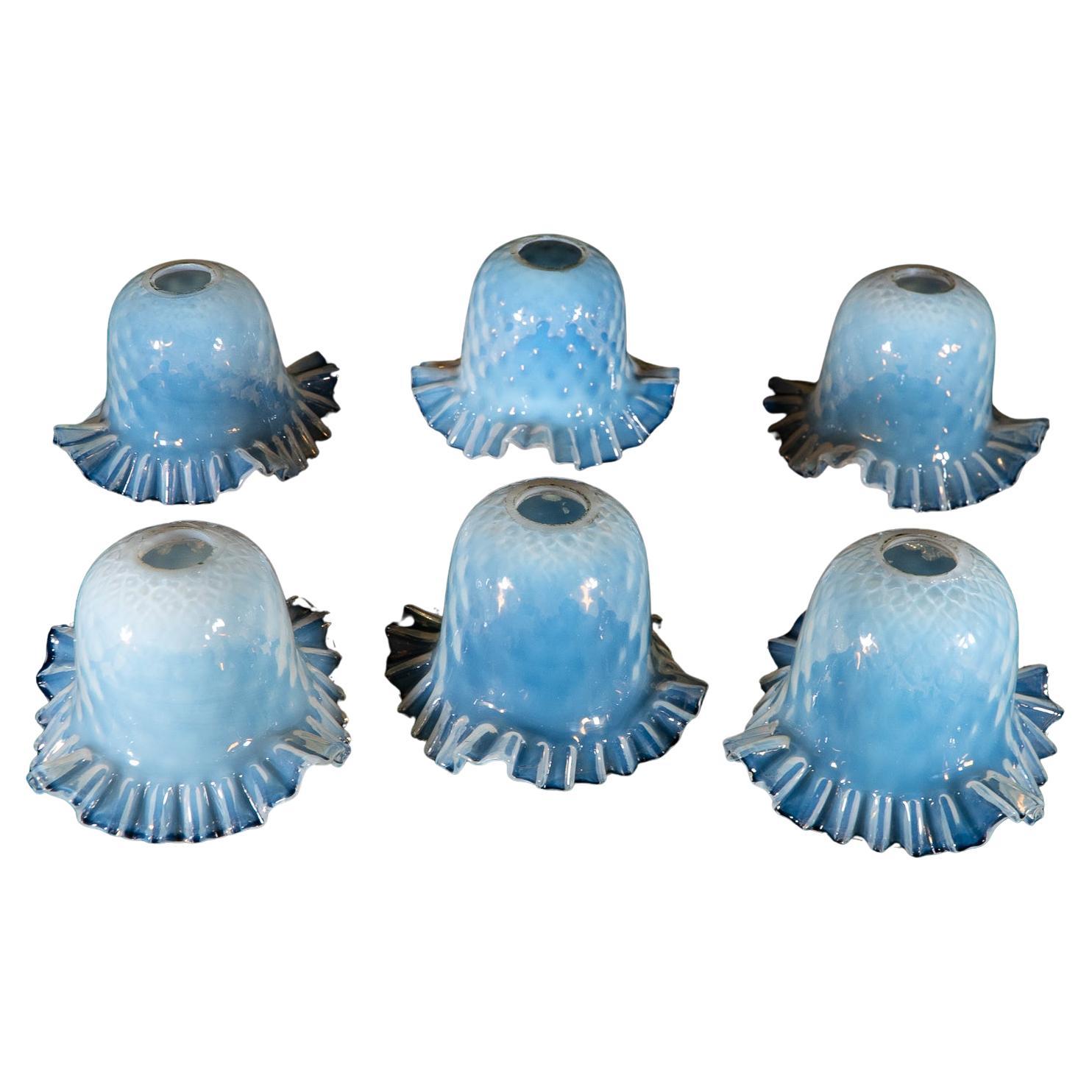 Un set di sei paralumi in vetro di vaselina blu opalescente