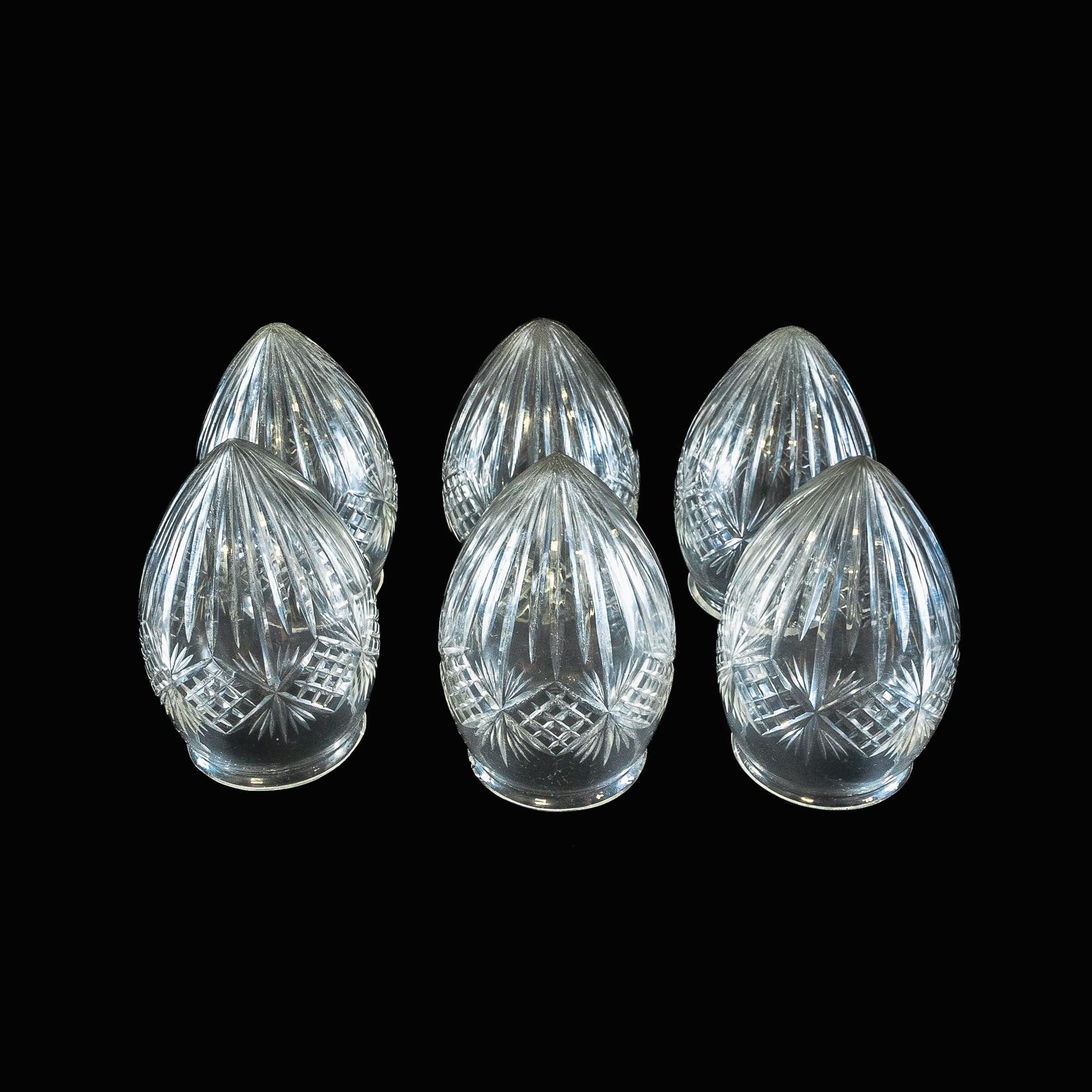 Ein Satz von sechs Ananas-Glasschirmen mit kompliziertem Design
Durchmesser für die Galerie oder das Lampenschirmloch: 8.5cm/3.35