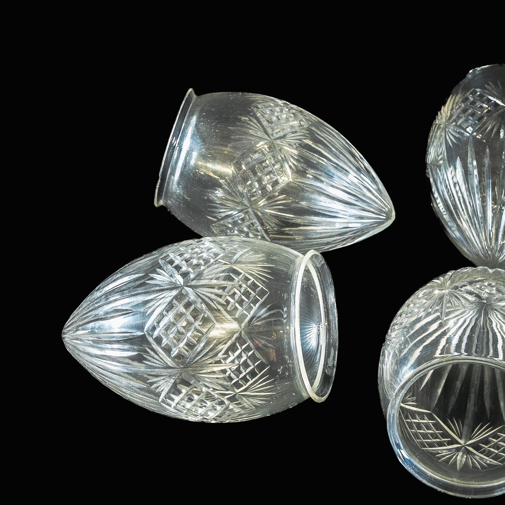 Ein Satz von sechs Ananas-Glasschirmen mit kompliziertem Design im Zustand „Gut“ im Angebot in London, GB