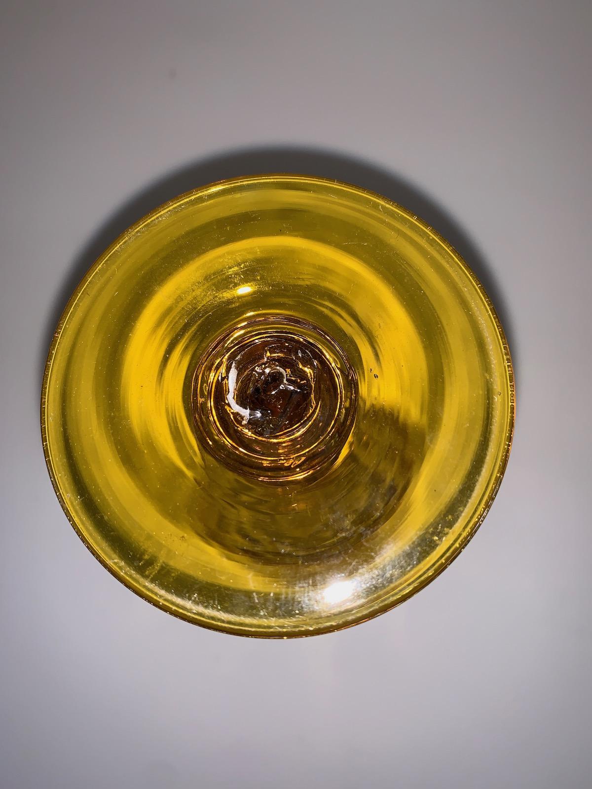 Art déco Un ensemble de six  Rare flûtes à champagne jaune canari de Steuben en vente