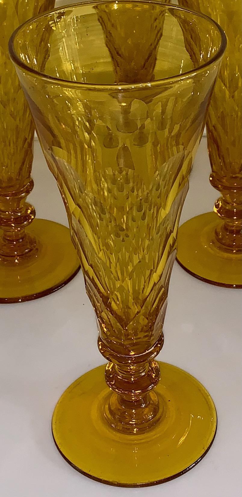 Américain Un ensemble de six  Rare flûtes à champagne jaune canari de Steuben en vente