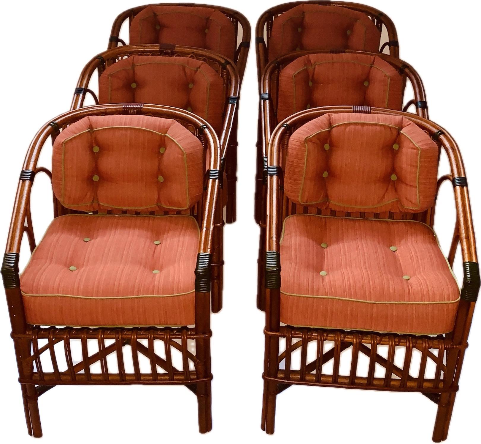 Un ensemble très confortable de six chaises à accoudoirs / chaises de salle à manger en rotin, américaines, C.I.C. avec des coussins de dossier et d'assise nouvellement rembourrés dans des tissus d'extérieur Sunbrella en Papaye avec des bordures en
