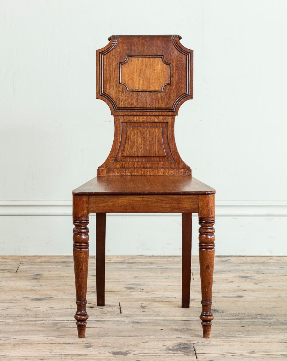 Un set di sei sedie da sala in mogano di epoca Regency con schienali sagomati e piani a modeste volute su sedili quadrati, su gambe anteriori tornite e affusolate

Altezza: 86,5 cm, 34
Larghezza: 41 cm, 16 1/8
Profondità: 46,5 cm, 18 1/4″