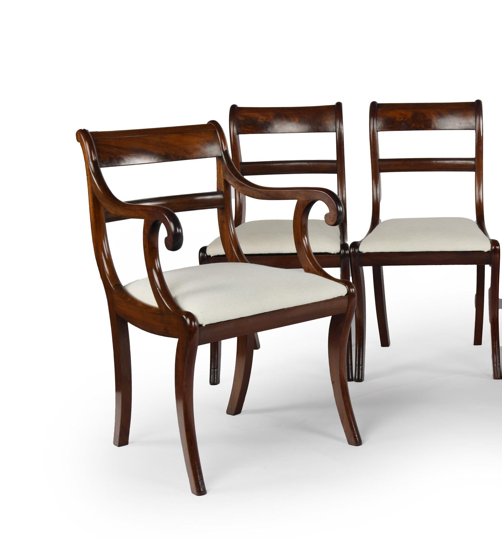 XIX secolo Un set di sei sedie da pranzo Regency in mogano con gambe a sciabola in vendita