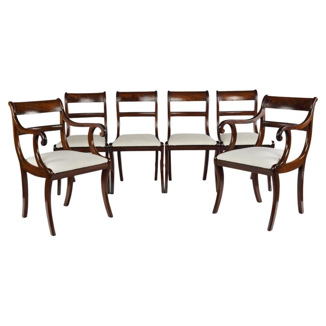 Un set di sei sedie da pranzo Regency in mogano con gambe a sciabola in vendita