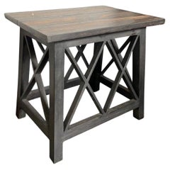 Un ensemble de six tables d'appoint