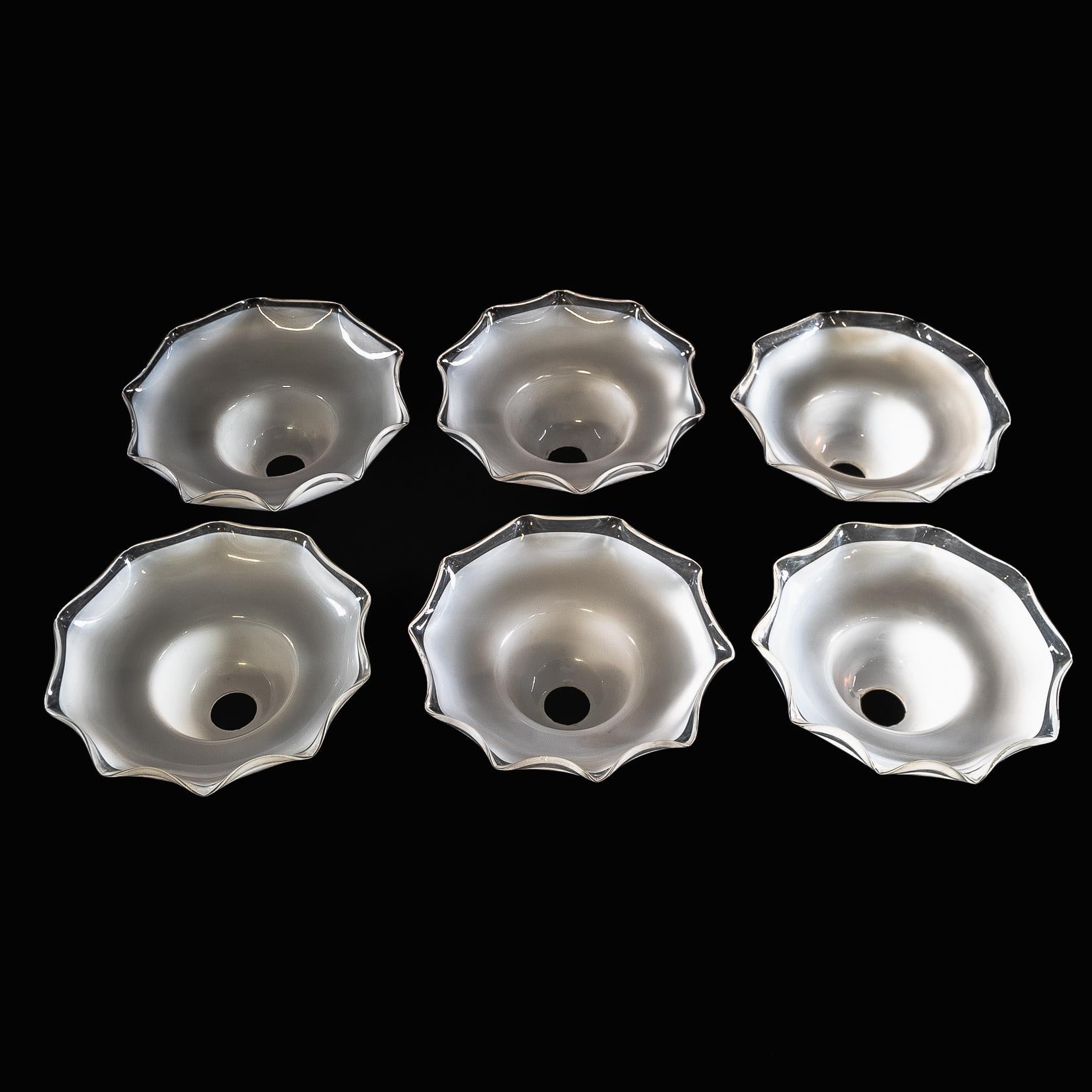 Un set di sei paralumi in vetro di vaselina con finitura opalescente e bordi increspati in vendita 7