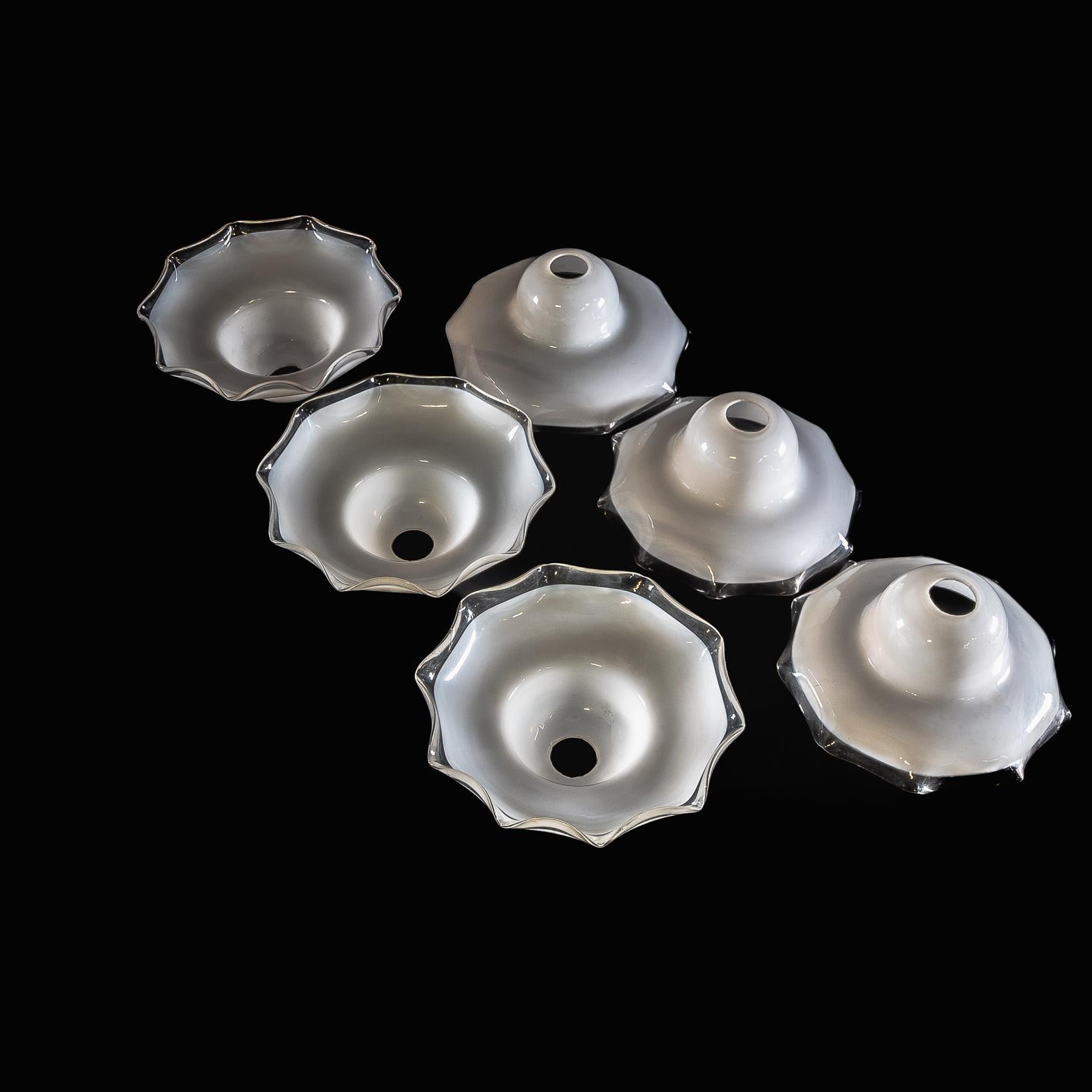Un set di sei paralumi in vetro di vaselina con finitura opalescente e bordi increspati in vendita 9