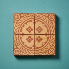 Un juego de dieciséis azulejos florales de W. Godwin, recuperados y pintados con encáustica