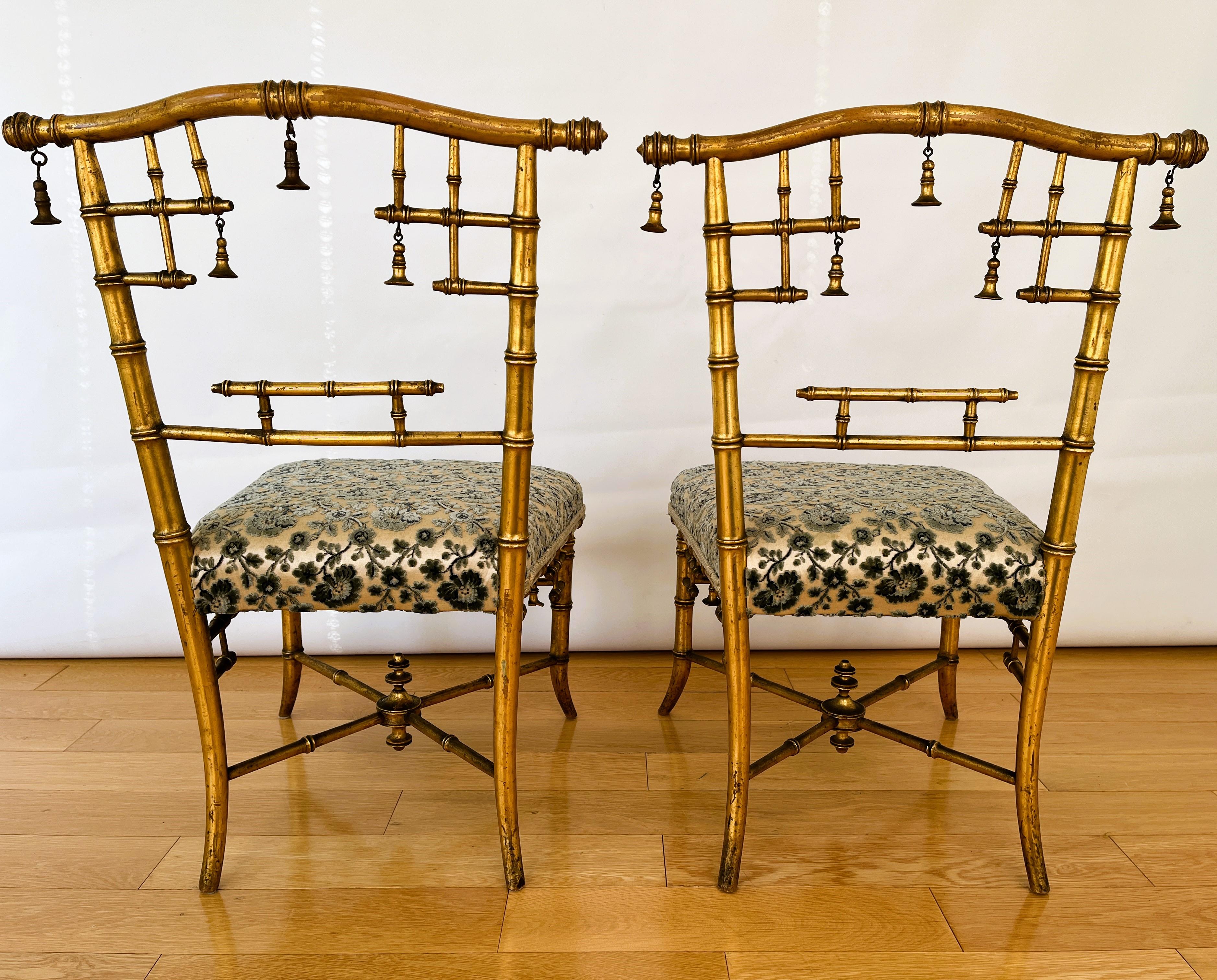 Un rare ensemble vintage de chaises de salon en bois doré avec une tapisserie d'origine en tissu floral en relief. 