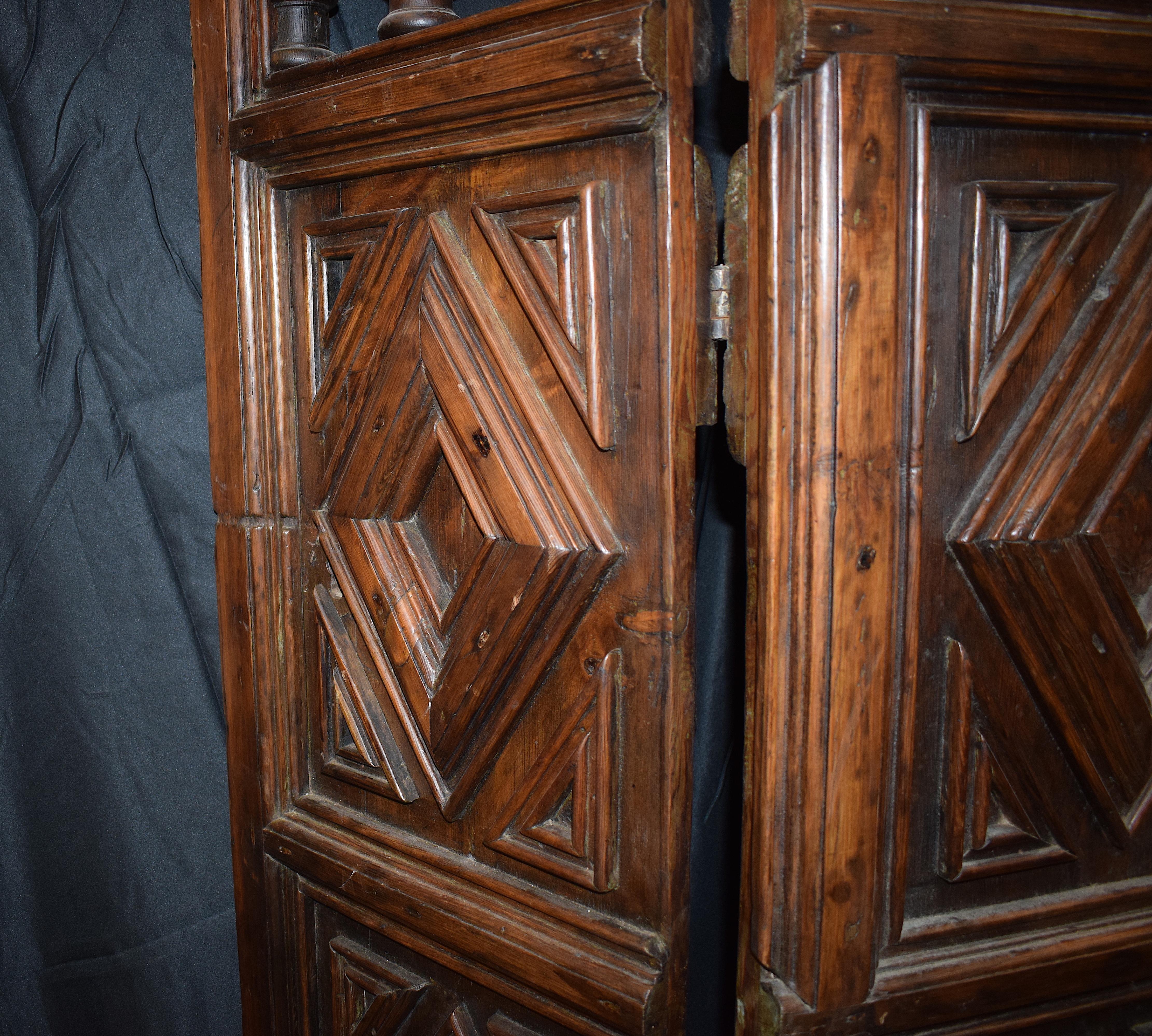 Set of Spanish Colonial Mesquite Solid Wood Doors, 19th Century In Good Condition In Vulpellac, Girona