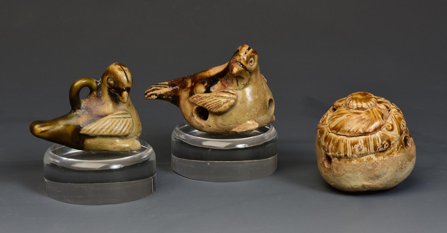 A set of Chinese pottery musical instrument in animal bird shape with brown glaze.

Age: China, Tang Dynasty, A.D. 618 - 907 
Size: Height 3.8 - 4.1 C.M. / Width 5.2 - 6.3 C.M. (size excluding stand)
Condition: Nice condition and glaze