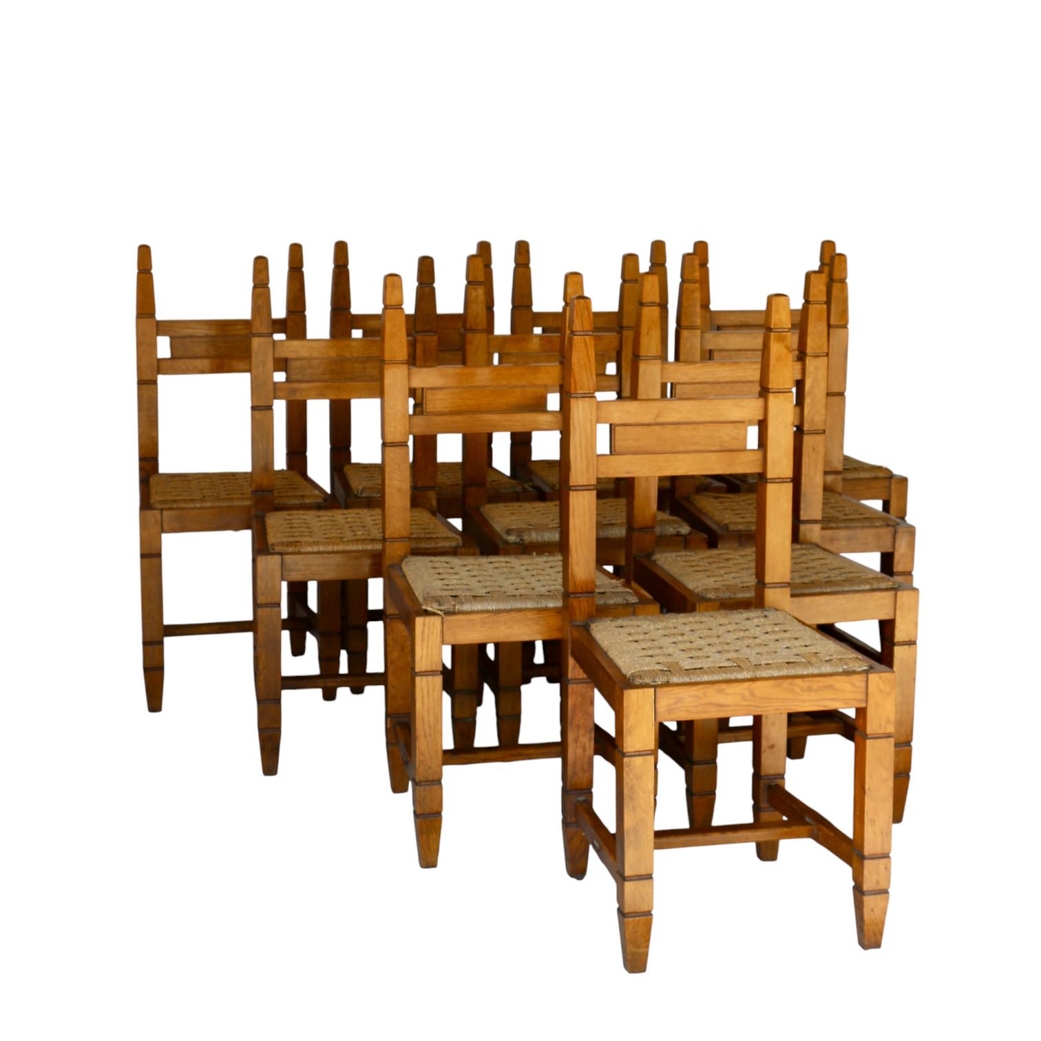 Un ensemble de 10 chaises en chêne massif à haut dossier avec des sièges en corde tressée, Italie, années 40.