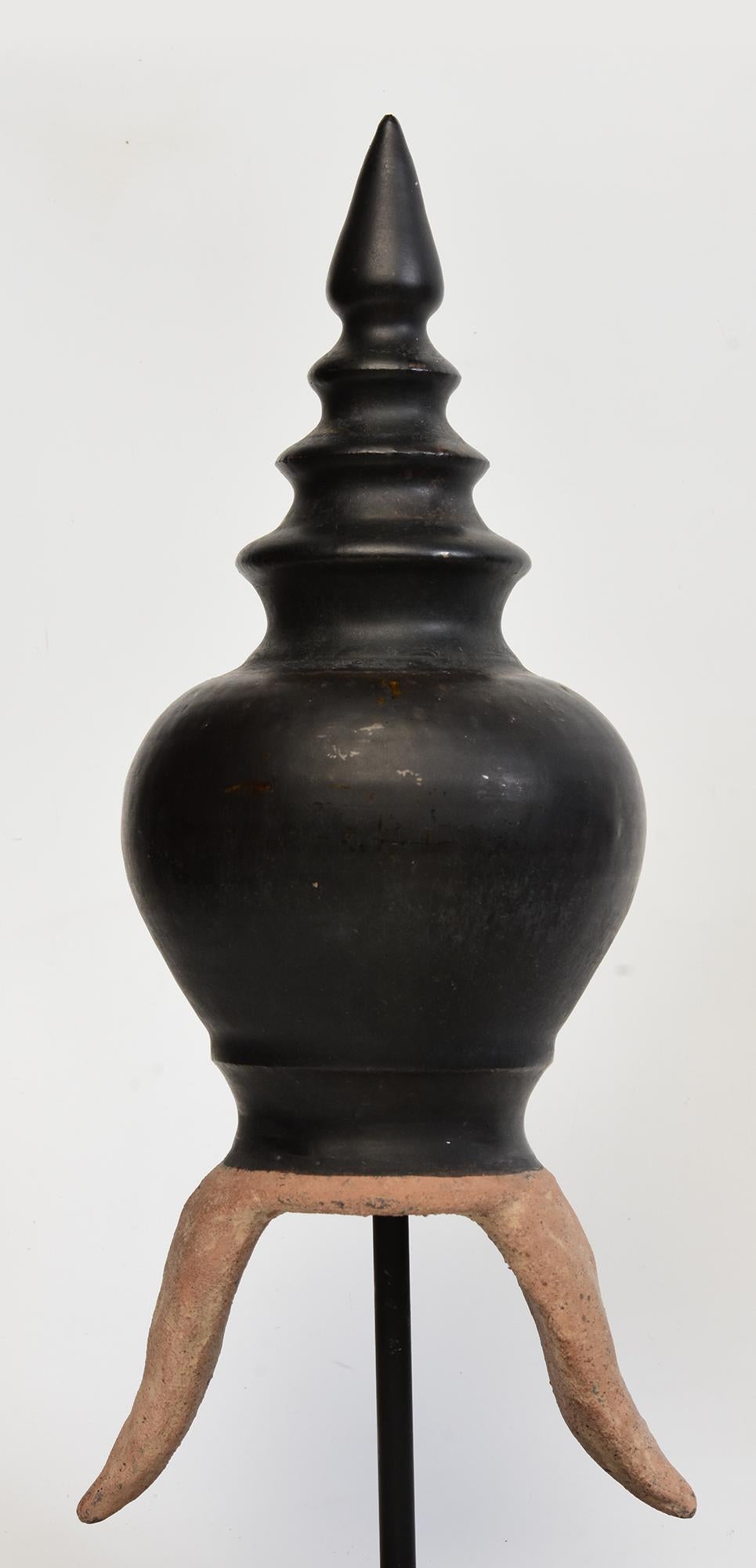 A Set of Thai Stoneware Ceramic Roof Ridge Decoration In Good Condition For Sale In Sampantawong, TH