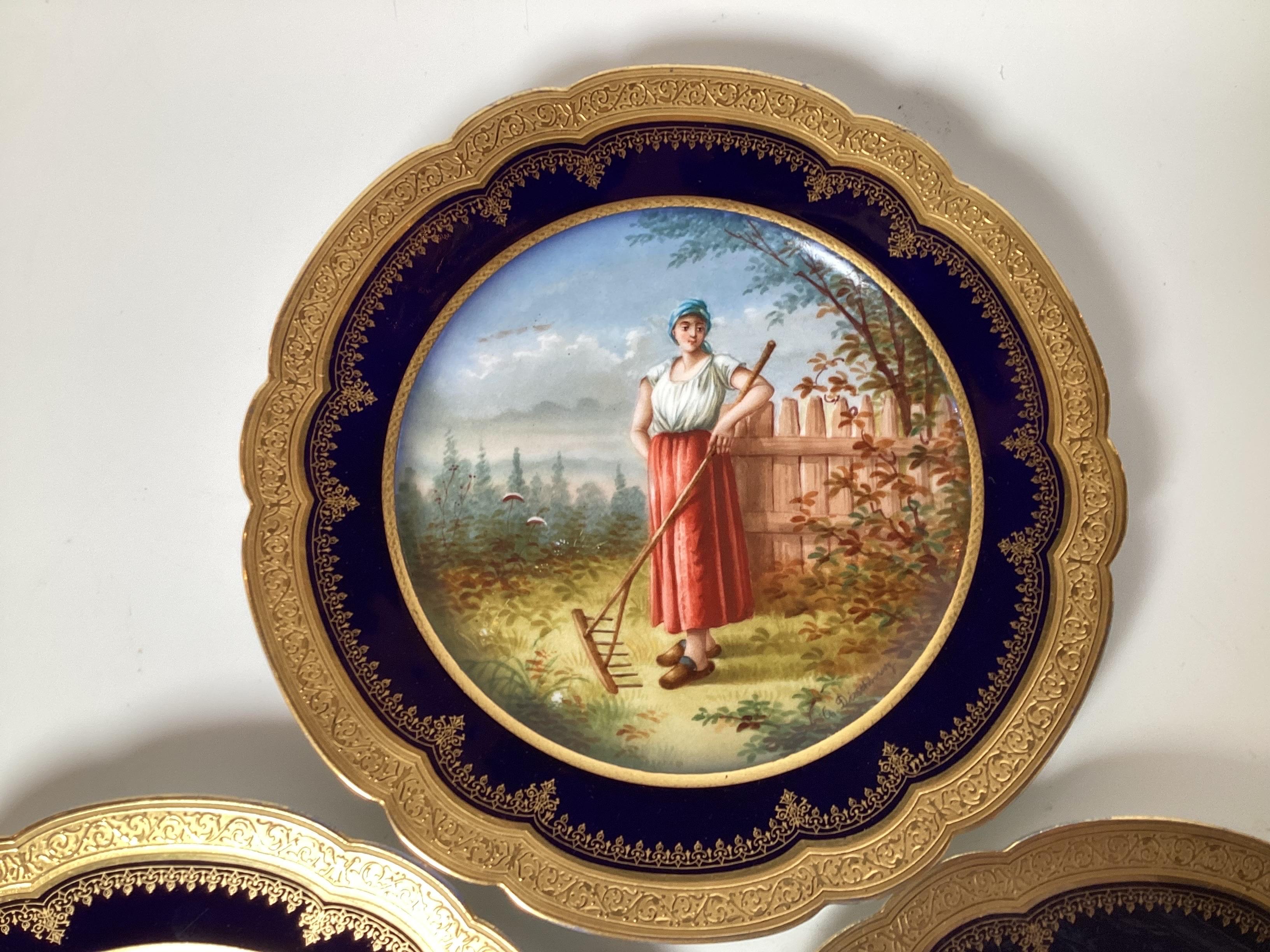 Ein Satz von drei Sèvres-Porzellan-Kabinetttellern aus den 1840er Jahren im Zustand „Hervorragend“ im Angebot in Lambertville, NJ