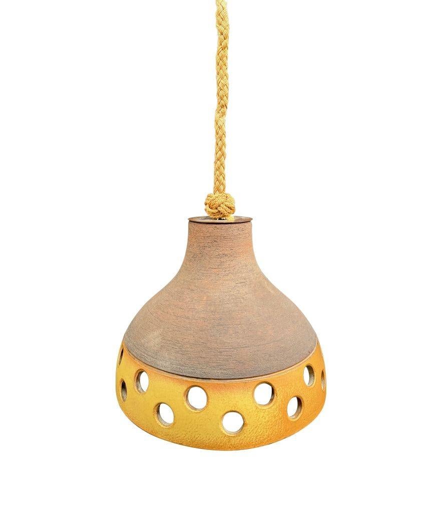 Ensemble de trois plafonniers en céramique émaillée française des années 1960, suspendus à une corde en vente 3