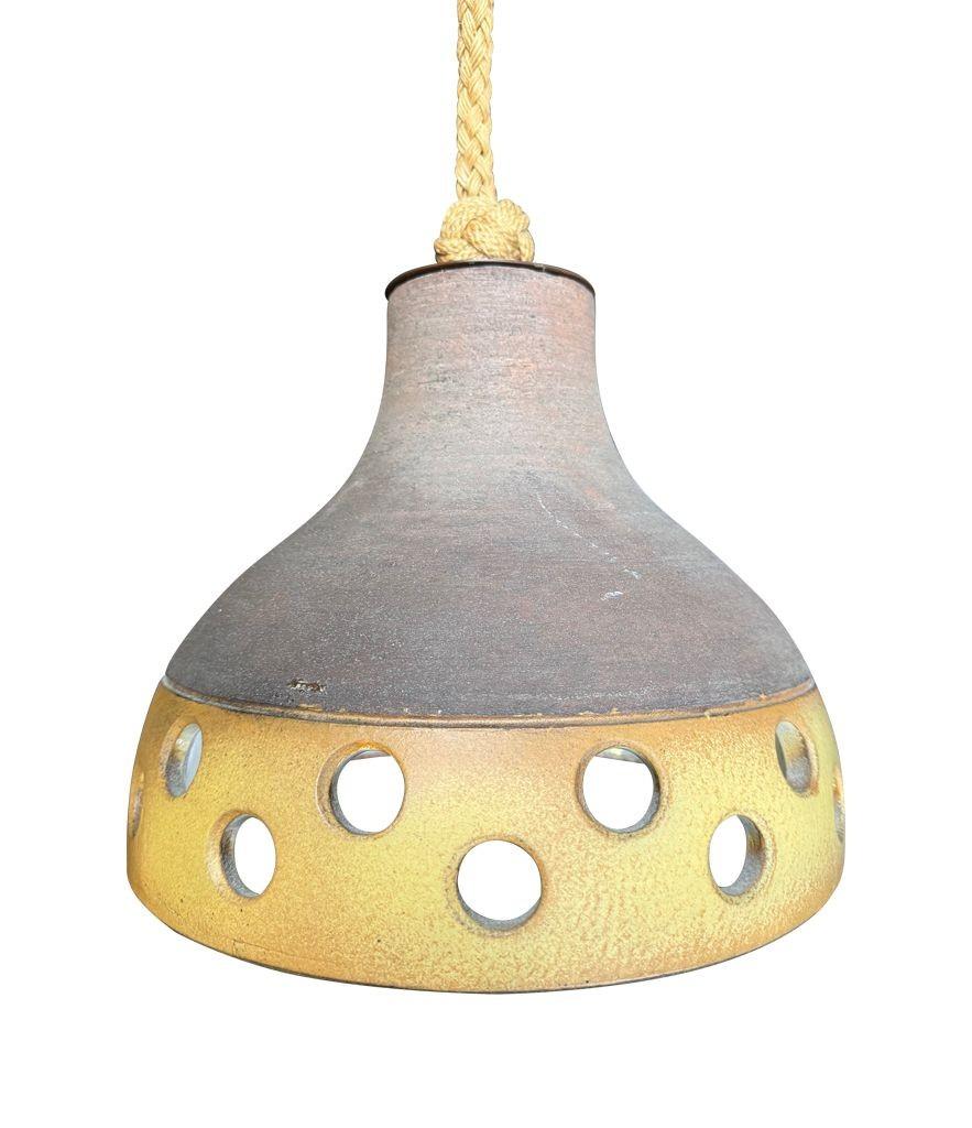 Ensemble de trois plafonniers en céramique émaillée française des années 1960, suspendus à une corde en vente 4