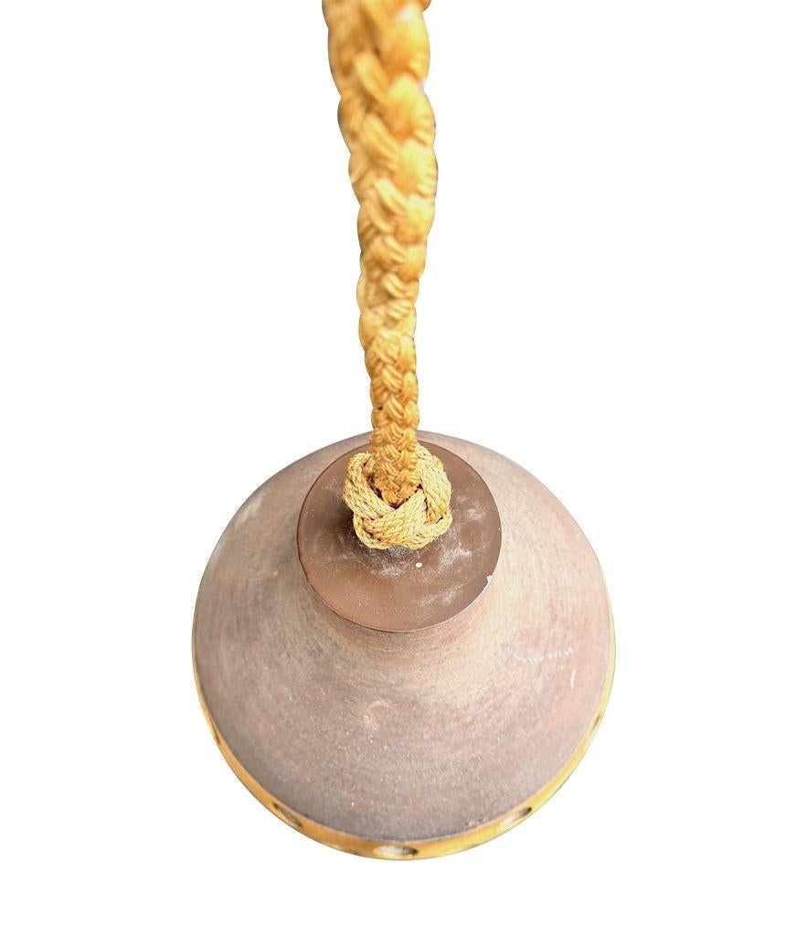 Ensemble de trois plafonniers en céramique émaillée française des années 1960, suspendus à une corde en vente 5