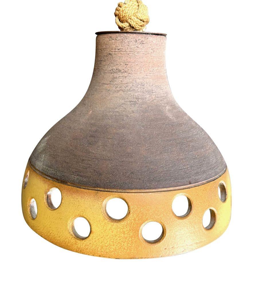 Ensemble de trois plafonniers en céramique émaillée française des années 1960, suspendus à une corde en vente 7