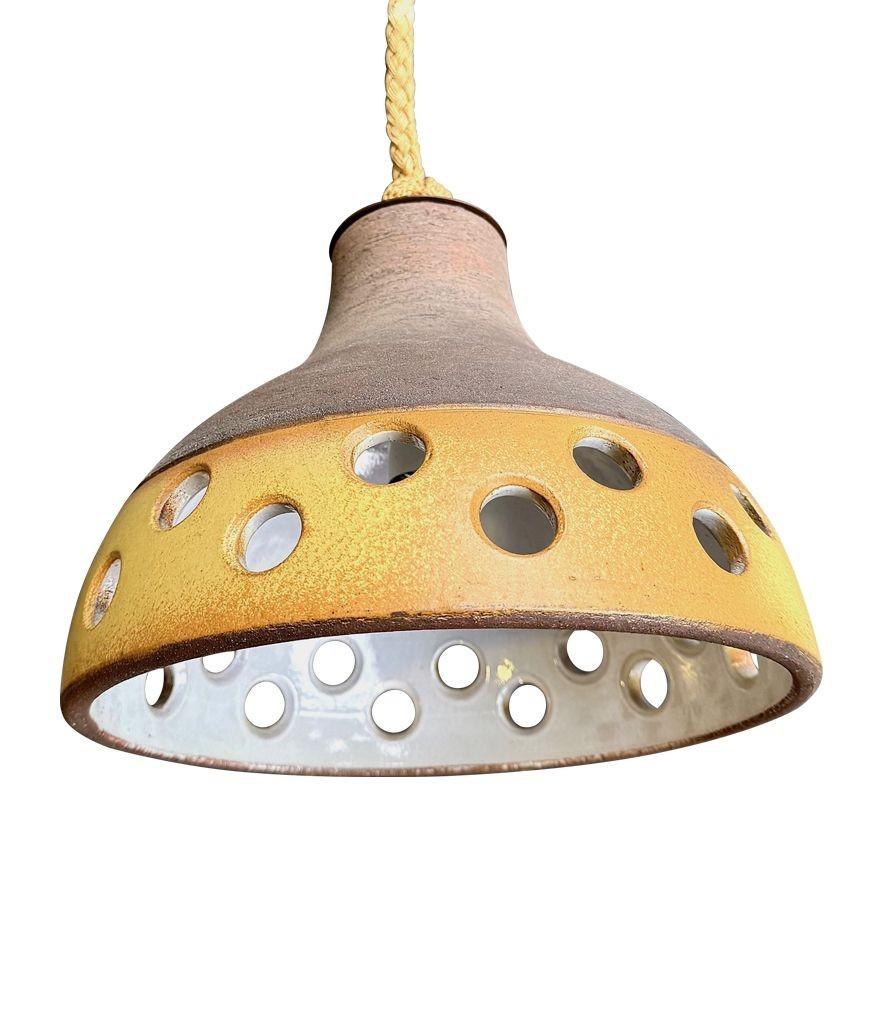 Ensemble de trois plafonniers en céramique émaillée française des années 1960, suspendus à une corde en vente 8