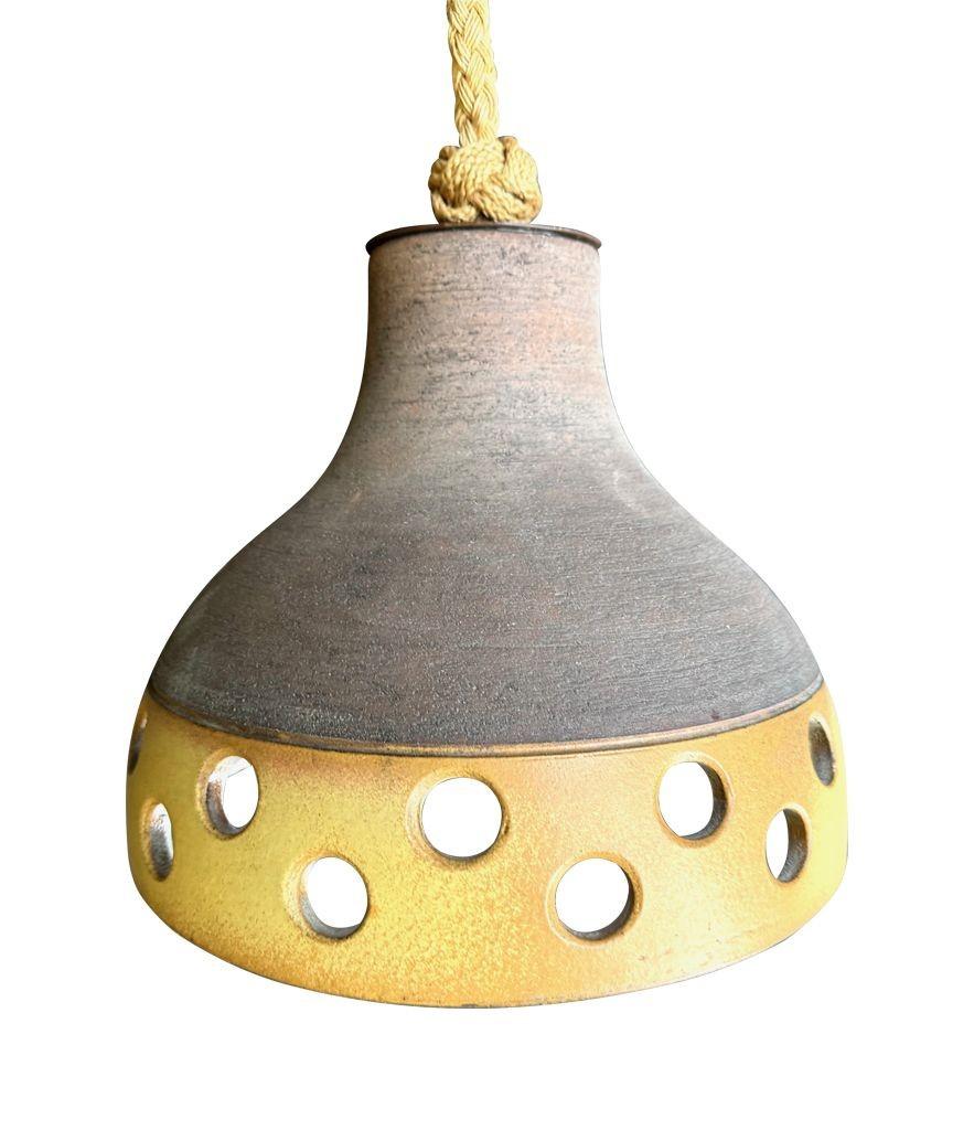 Ensemble de trois plafonniers en céramique émaillée française des années 1960, suspendus à une corde en vente 9