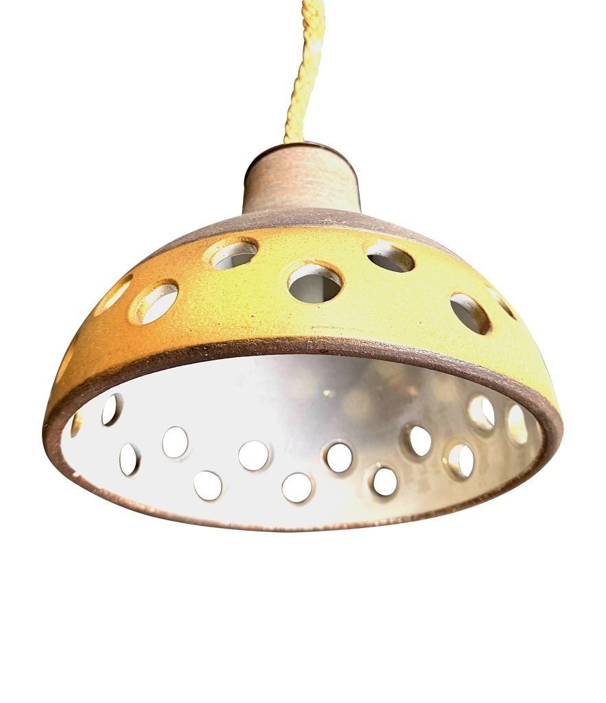 Ensemble de trois plafonniers en céramique émaillée française des années 1960, suspendus à une corde en vente 10