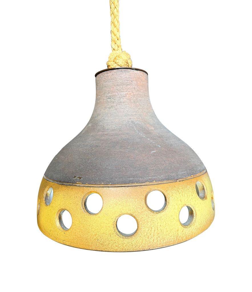 Ensemble de trois plafonniers en céramique émaillée française des années 1960, suspendus à une corde en vente 13