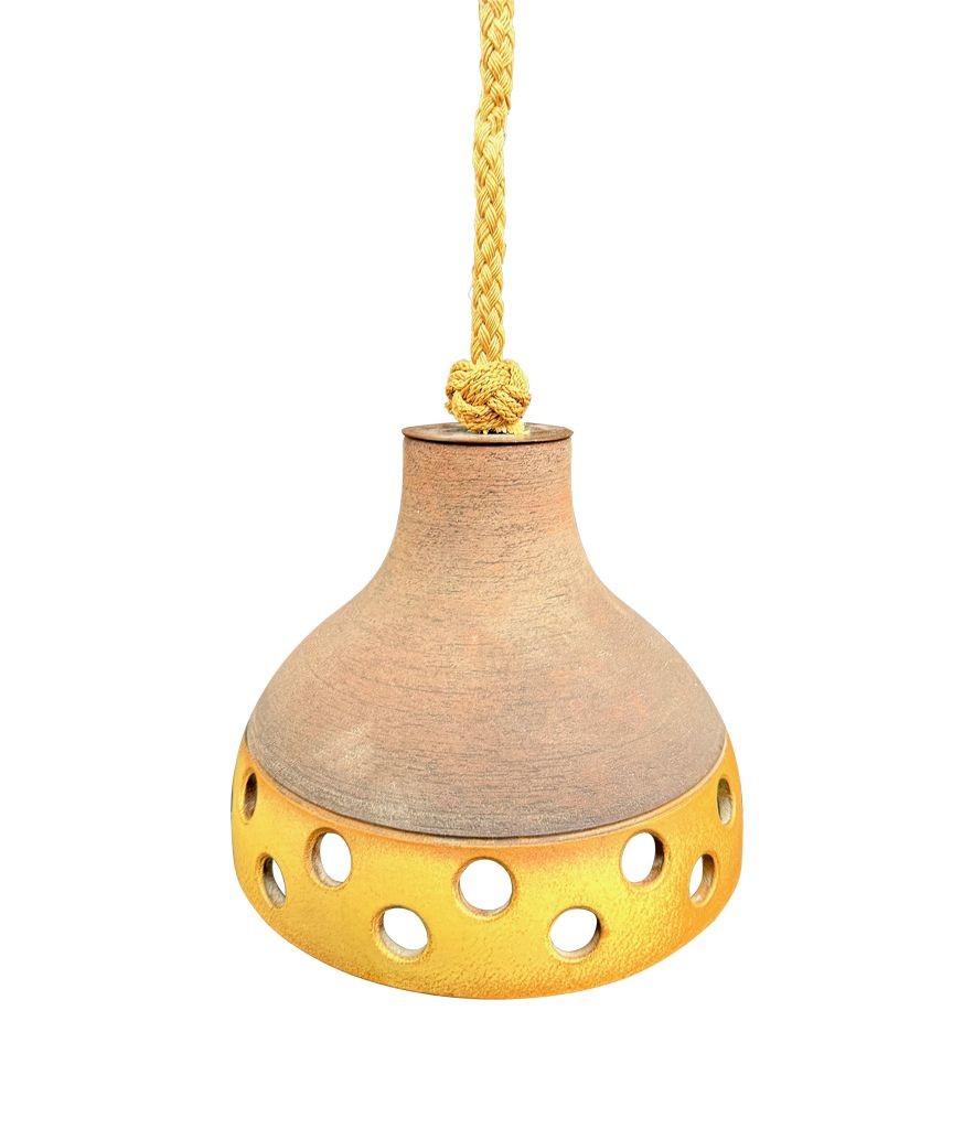 Mid-Century Modern Ensemble de trois plafonniers en céramique émaillée française des années 1960, suspendus à une corde en vente
