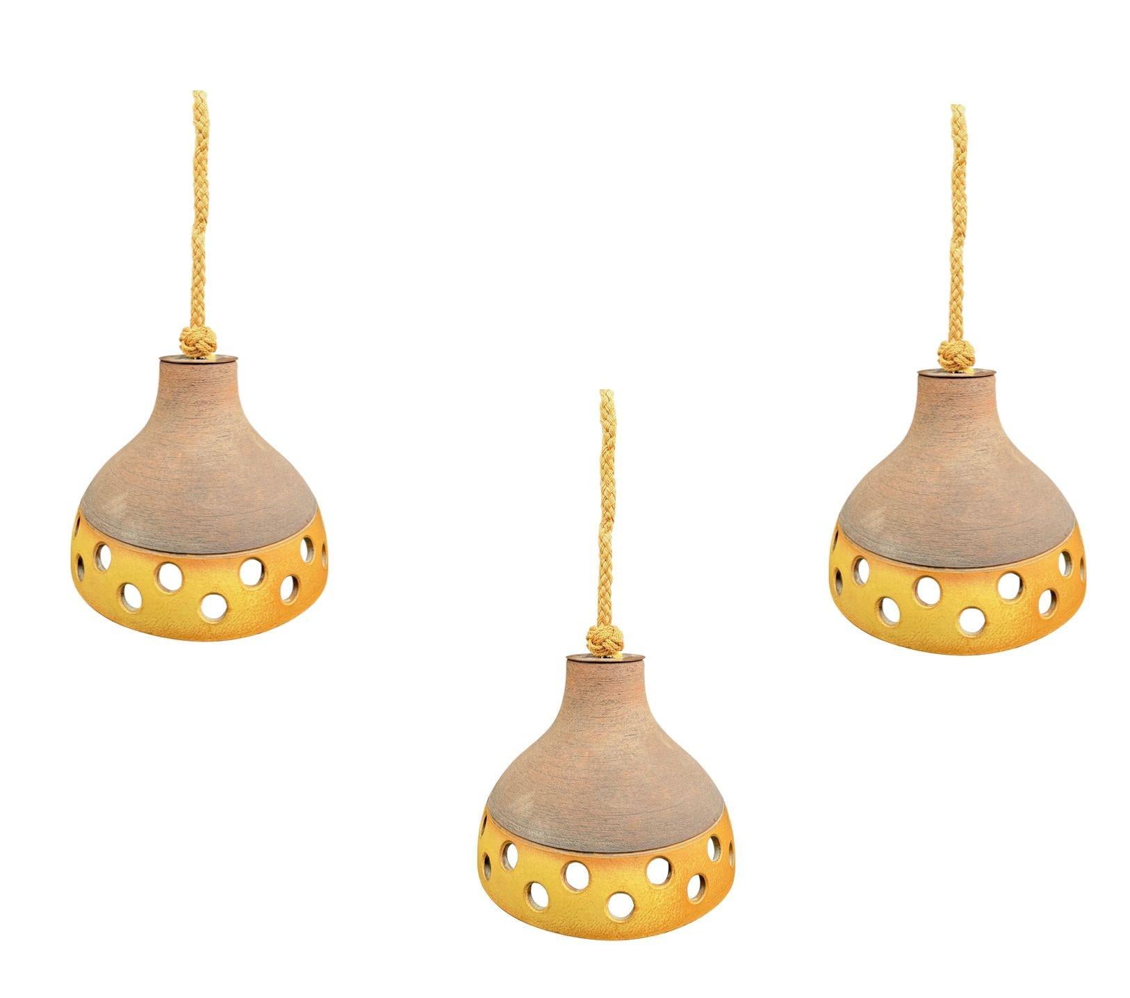 Français Ensemble de trois plafonniers en céramique émaillée française des années 1960, suspendus à une corde en vente
