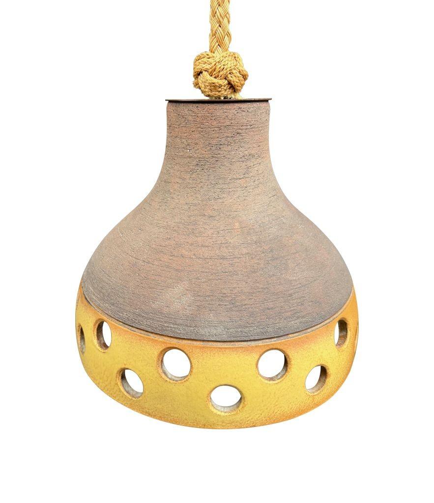 Ensemble de trois plafonniers en céramique émaillée française des années 1960, suspendus à une corde Bon état - En vente à London, GB
