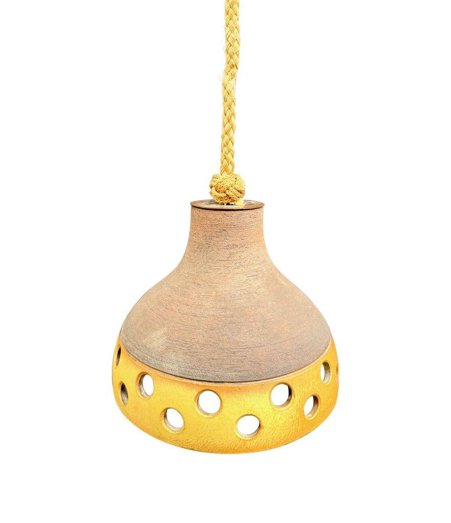 Céramique Ensemble de trois plafonniers en céramique émaillée française des années 1960, suspendus à une corde en vente