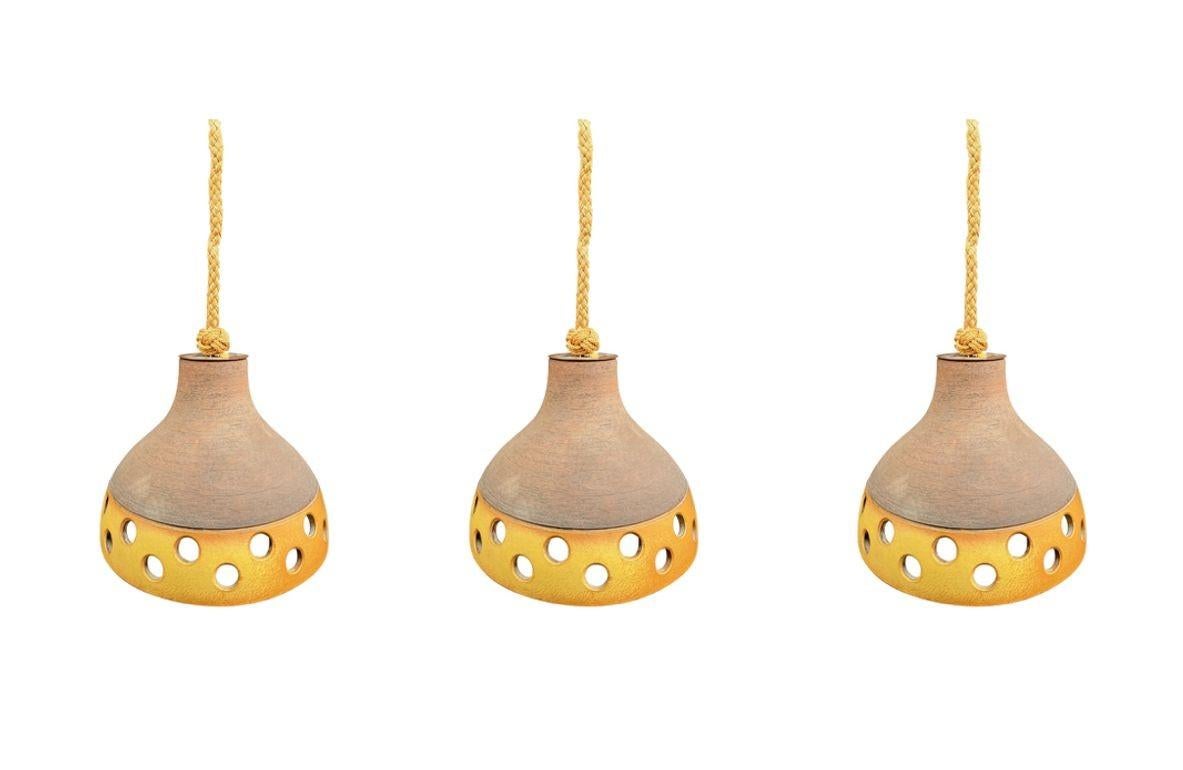 Ensemble de trois plafonniers en céramique émaillée française des années 1960, suspendus à une corde en vente 2
