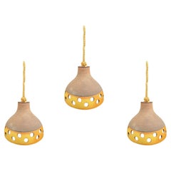 Ensemble de trois plafonniers en céramique émaillée française des années 1960, suspendus à une corde